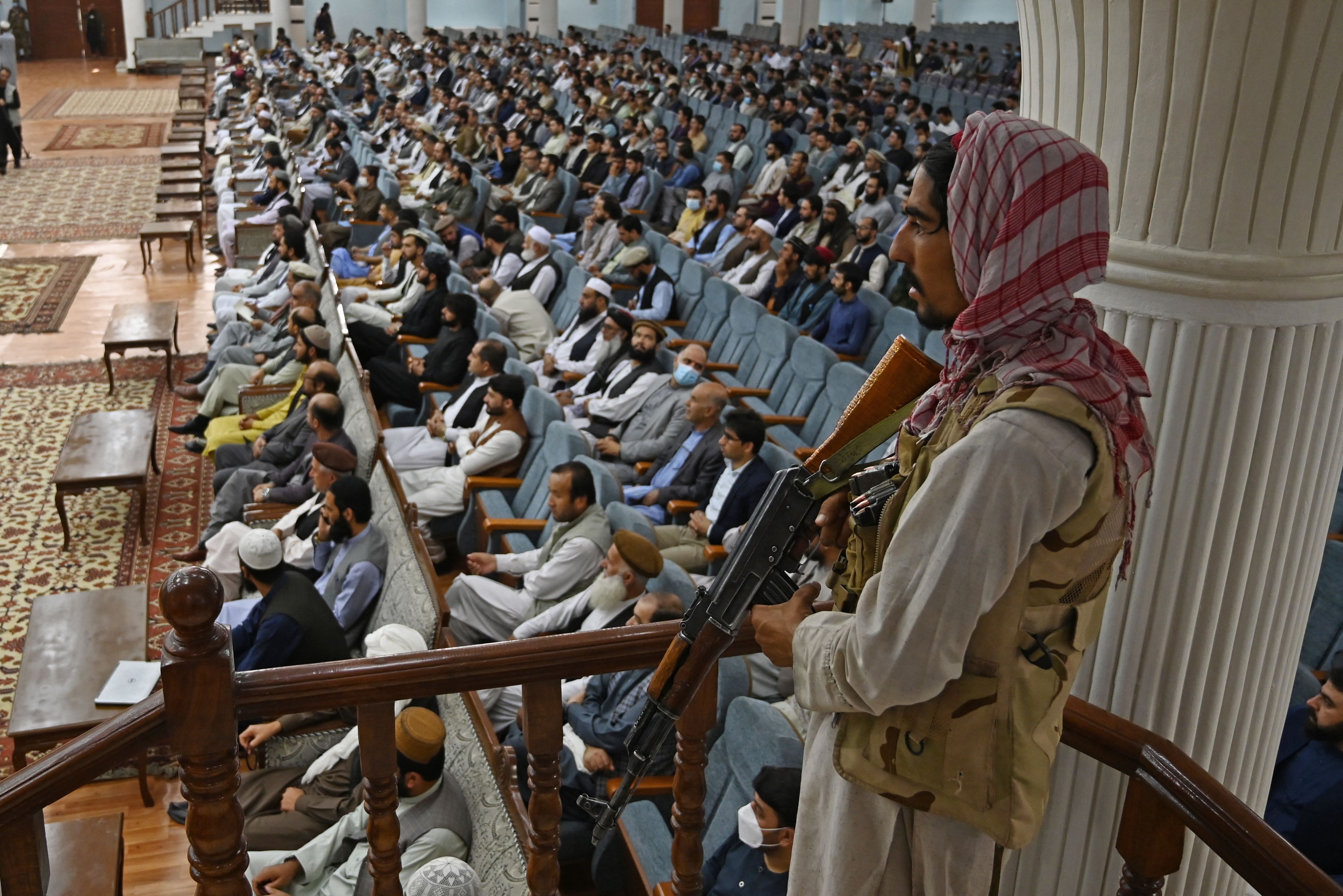 Tentara Taliban berjaga-jaga dalam acara pertemuan yang dihadiri menteri pendidikan tinggi Abdul Baqi Haqqani di aula Loya Jirga pada 29 Agustus 2021. Foto: Aamir Qureshi / AFP