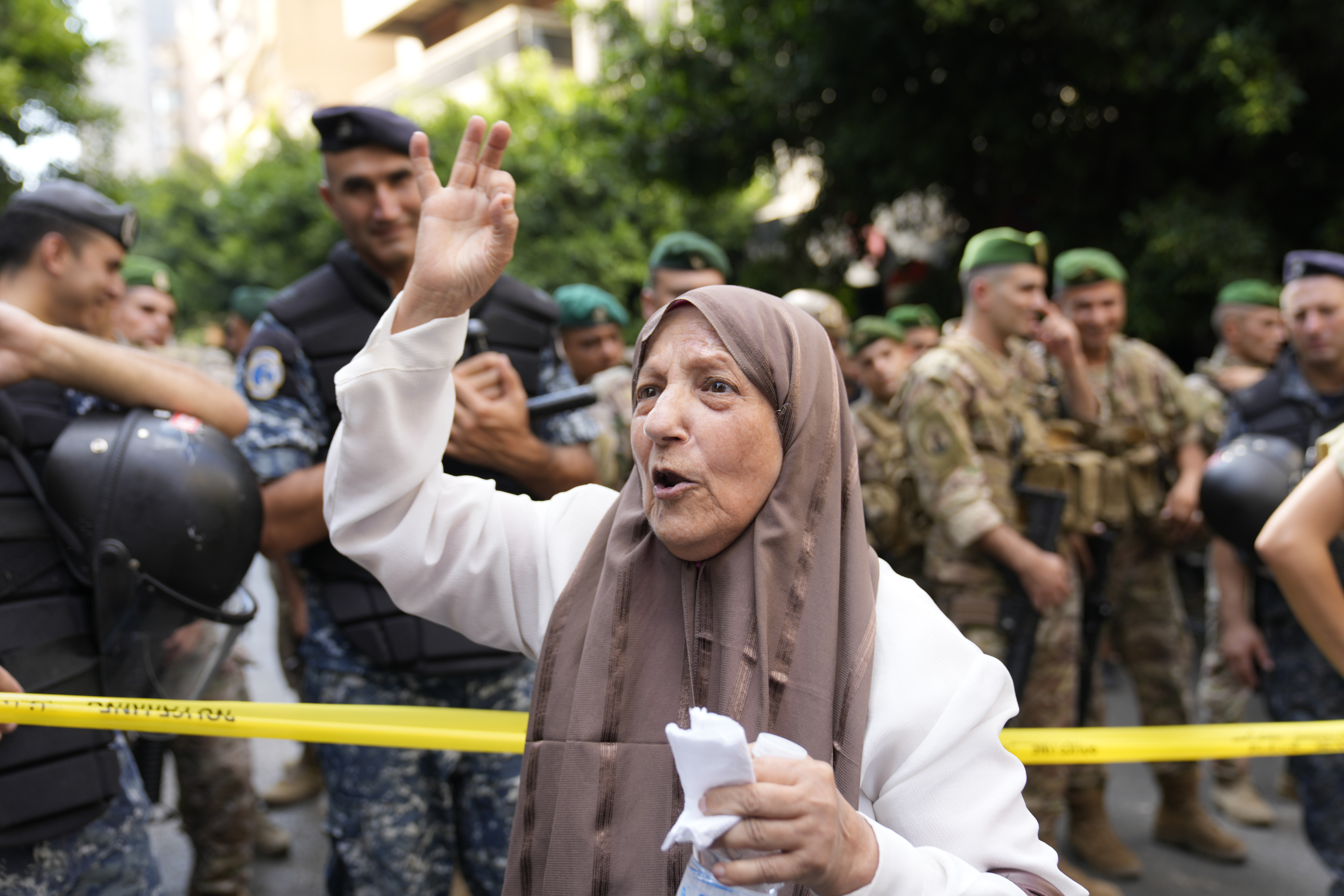 Pengunjuk rasa berkumpul mendukung pelaku penyanderaan. Foto: AP Photo/Hussein Malla
