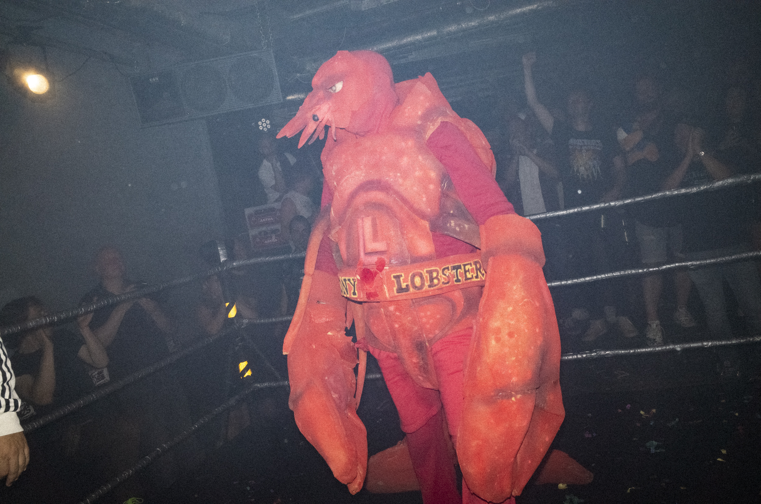 Pegulat bertarung sambil mengenakan kostum lobster