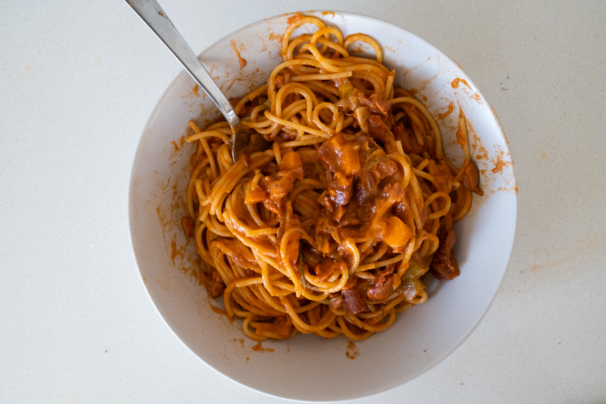 Spageti bolognese dengan topping tomat dan sosis