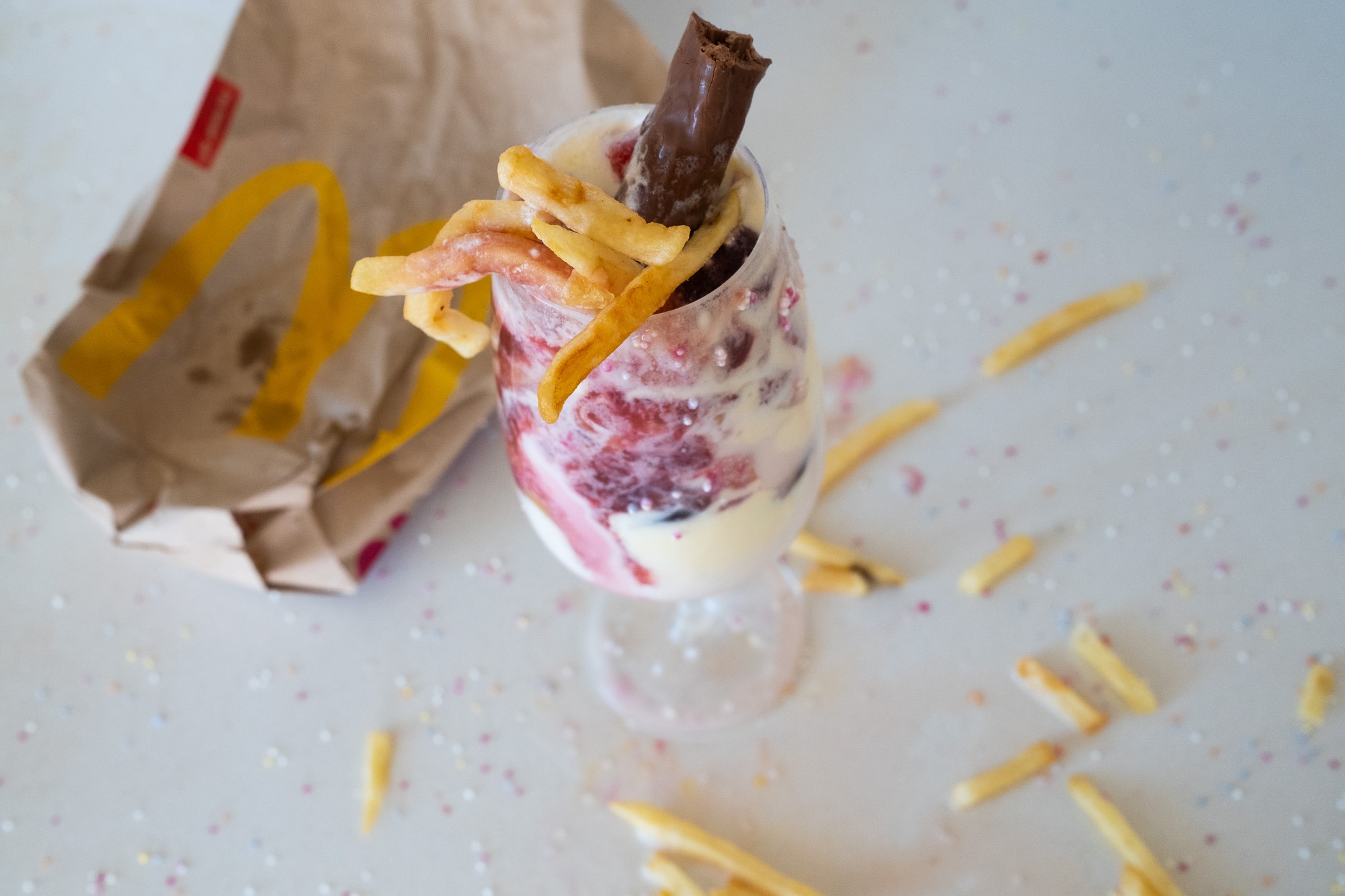 Segelas es krim McFlurry topping selai raspberry dan kentang goreng