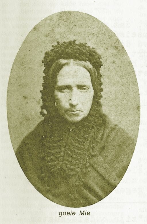 Altes Schwarz-Weiß-Porträt einer ernst aussehenden Frau mittleren Alters in altmodischer Kleidung