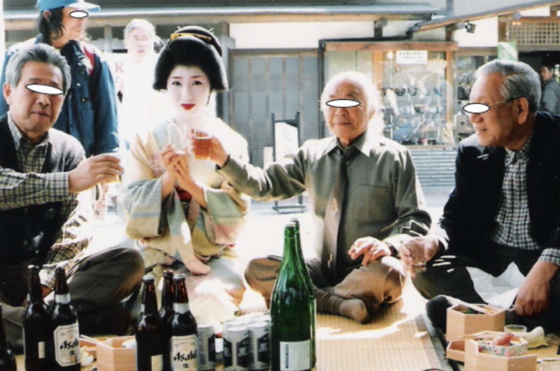 Tamura menemani pelanggan laki-laki saat menghadiri festival bunga sakura. Foto dari arsip pribadi Fumika Tamura.