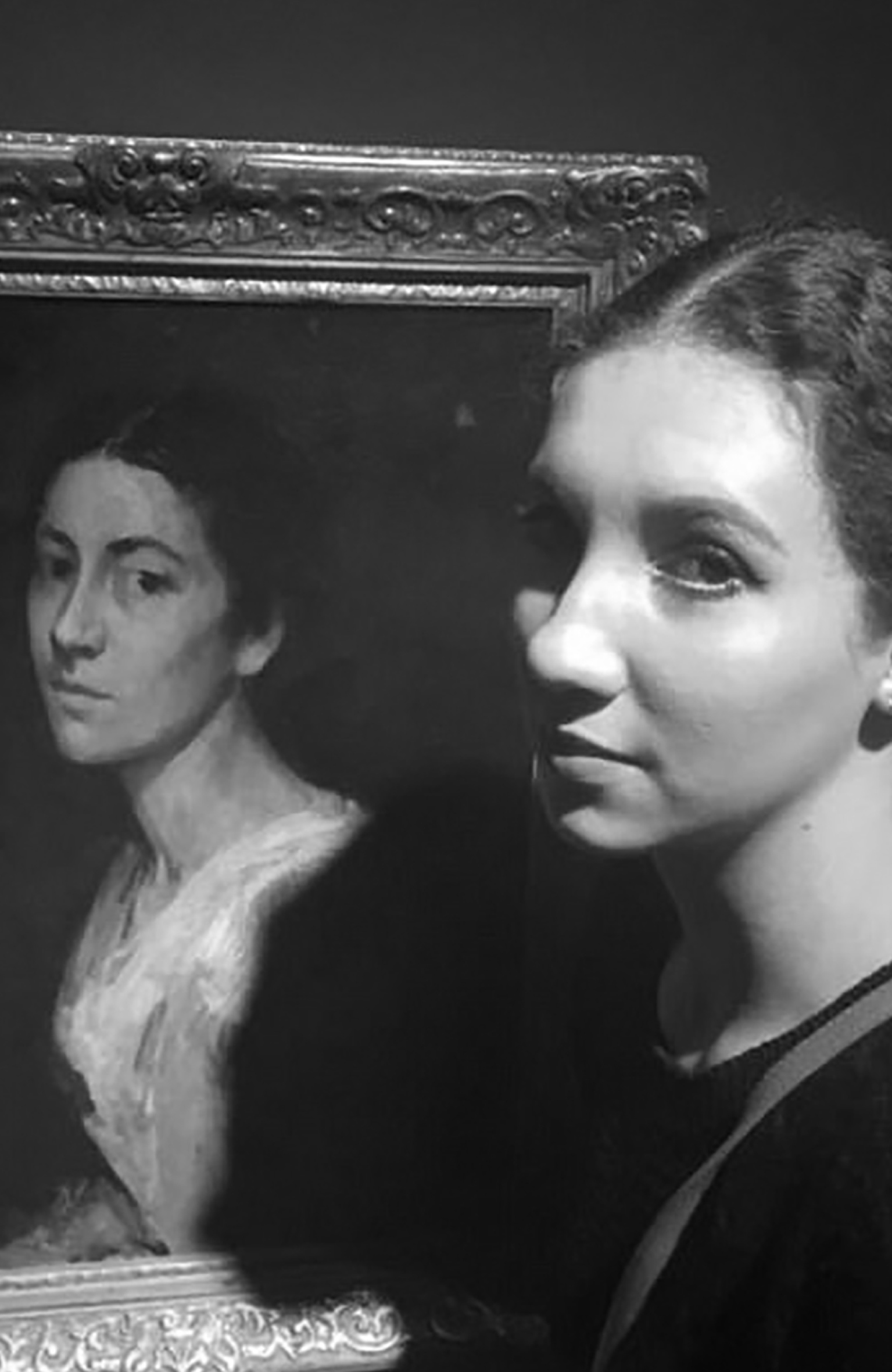 Perempuan berhidung mancung selfie dengan tampak samping di depan lukisan perempuan berhidung mancung yang berpose tampak samping