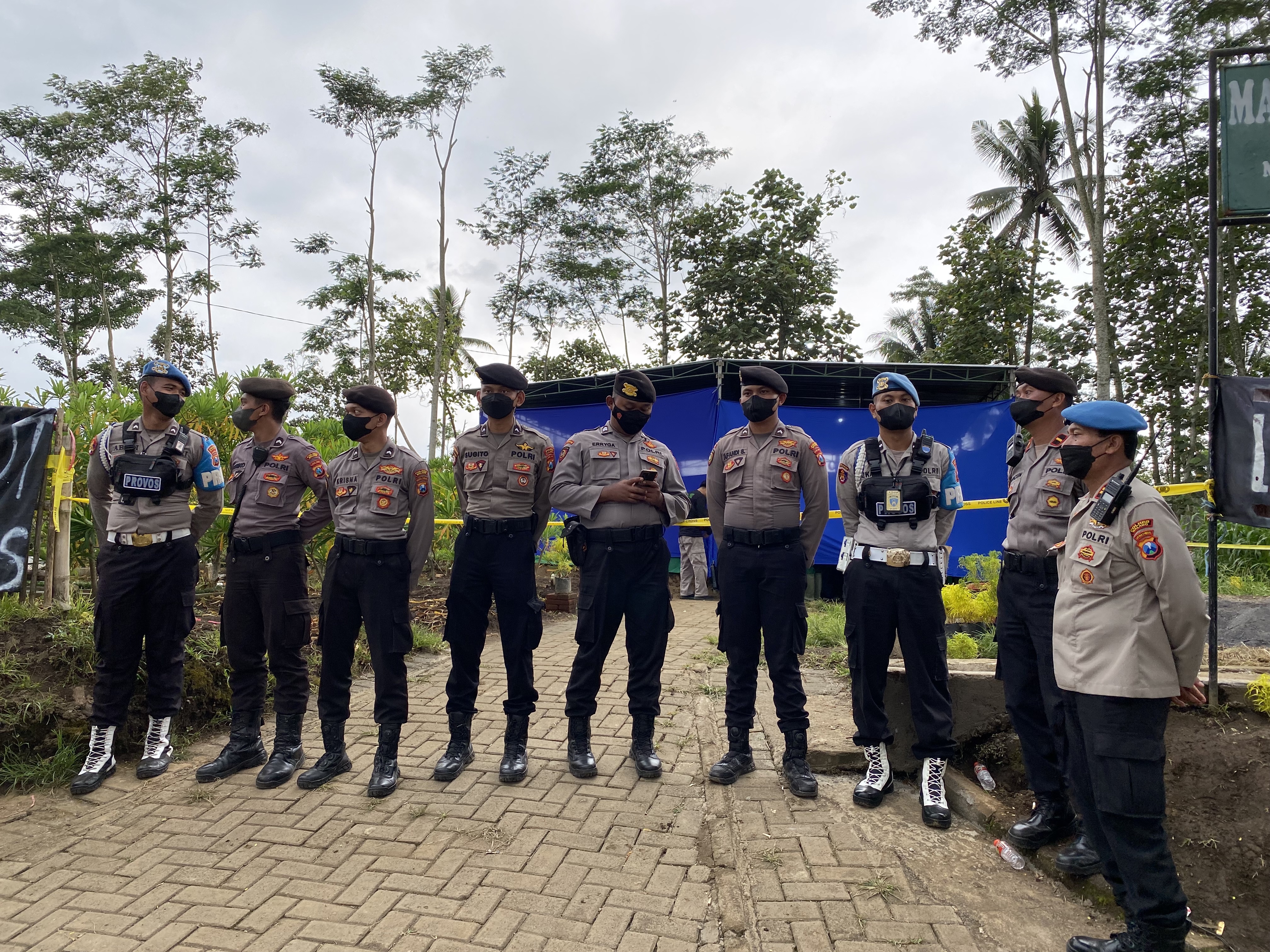 Petugas polisi mengamankan proses autopsi dua korban tragedi Kanjuruhan di TPU Dusun Pathuk, Malang, pada 5 November 2022.