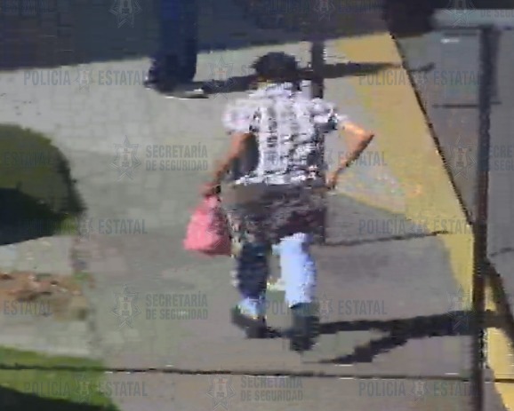 Rekaman CCTV memperlihatkan pelaku memegang celana saat kabur membawa barang curian.