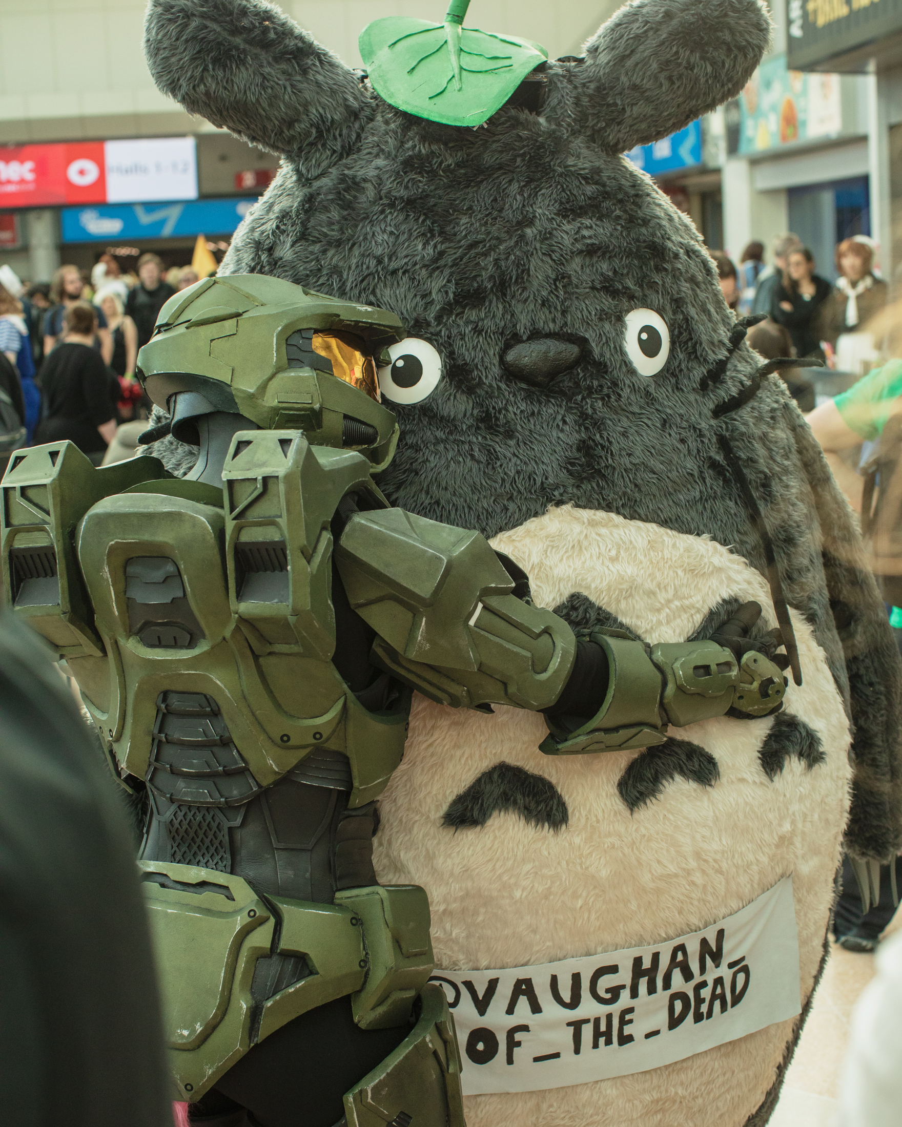 Birmingham MCM Comic Con: Robot tentara memeluk Totoro