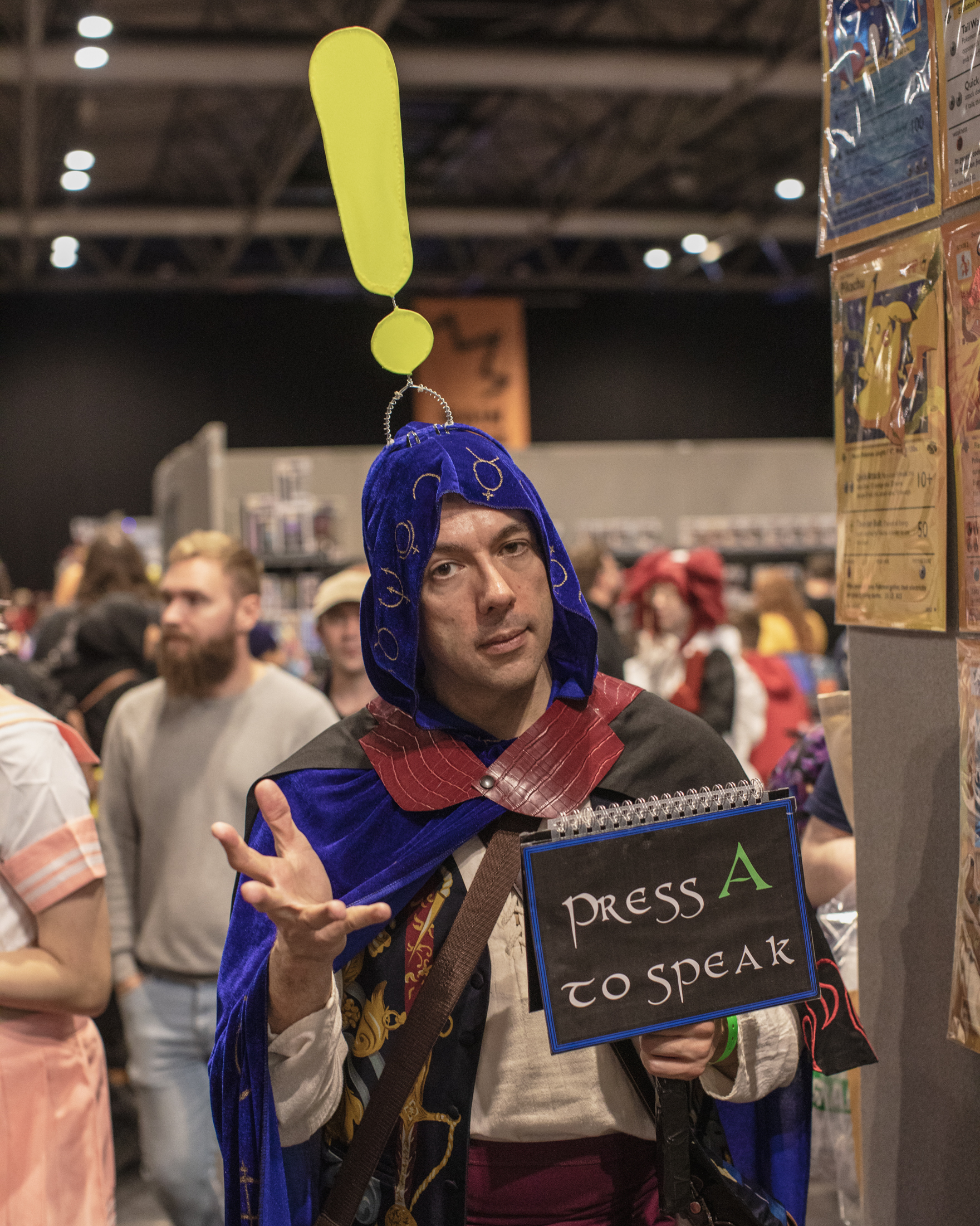 MCM Comic Con: pengunjung memakai kostum druid game dan memegang papan 