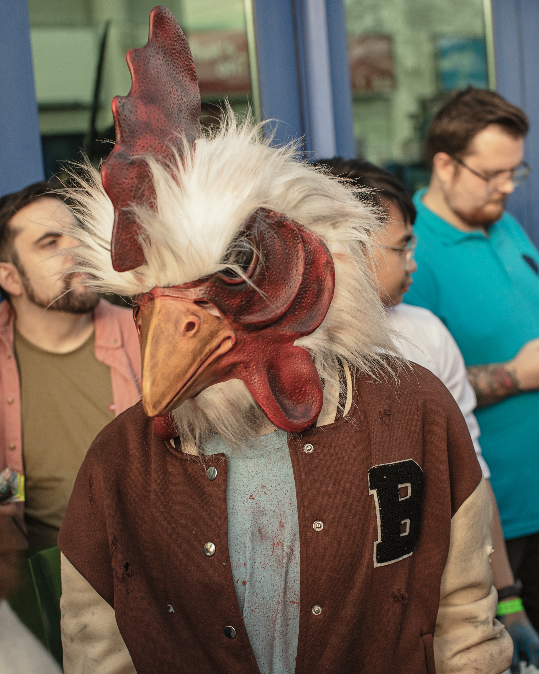 Birmingham MCM Comic Con: Pengunjung memakai topeng ayam