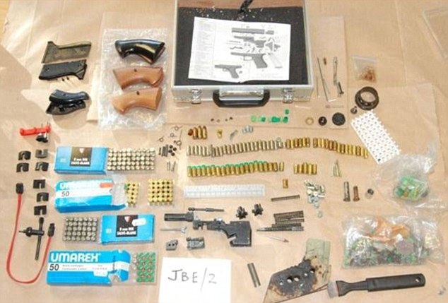 Schusswaffenteile und Munition, die im Rahmen der Operation Peyzac sichergestellt wurden