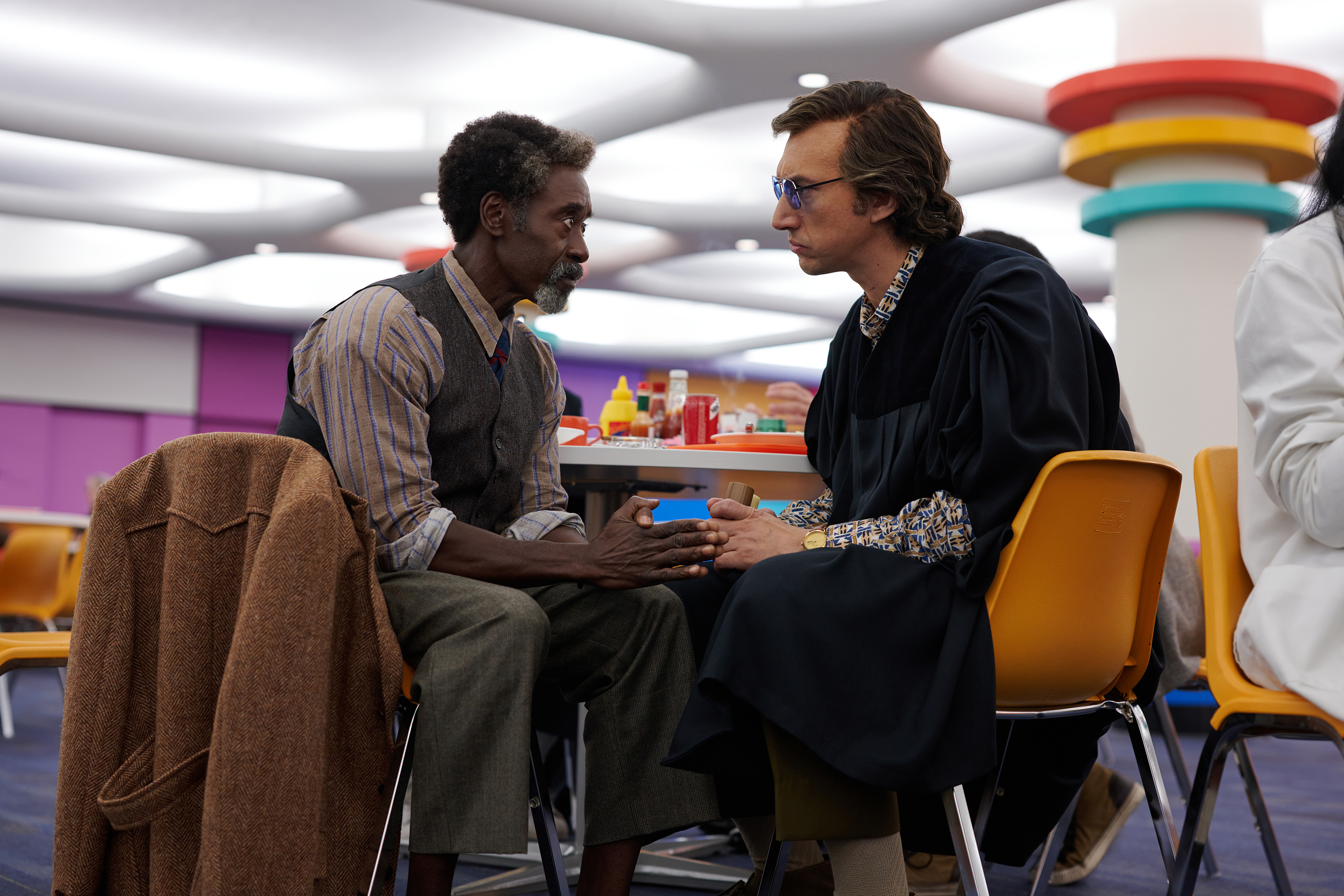 don cheadle dan adam driver dalam white noise