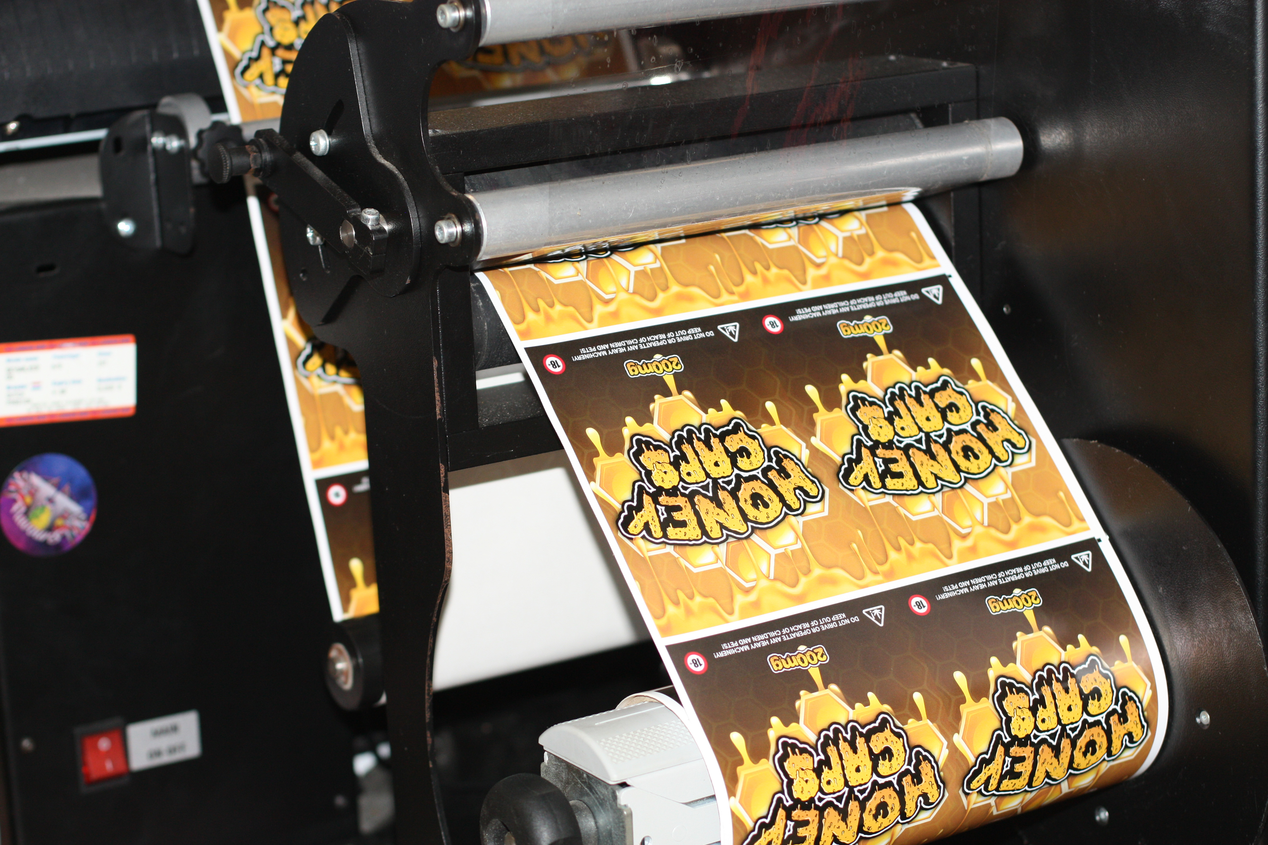 Mesin printer mencetak kertas dengan desain bernuansa oranye