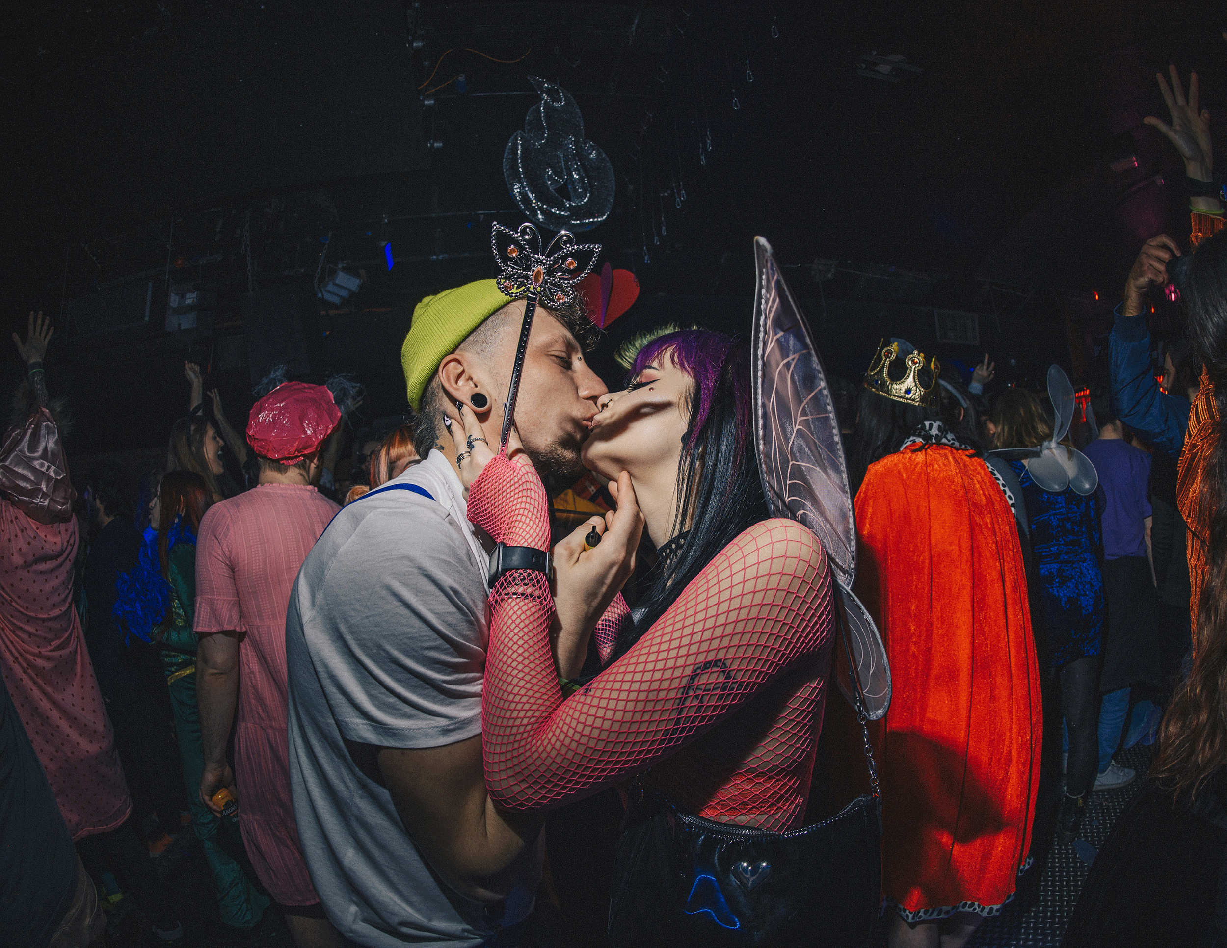 Shrek Rave, London: Sepasang kekasih ciuman