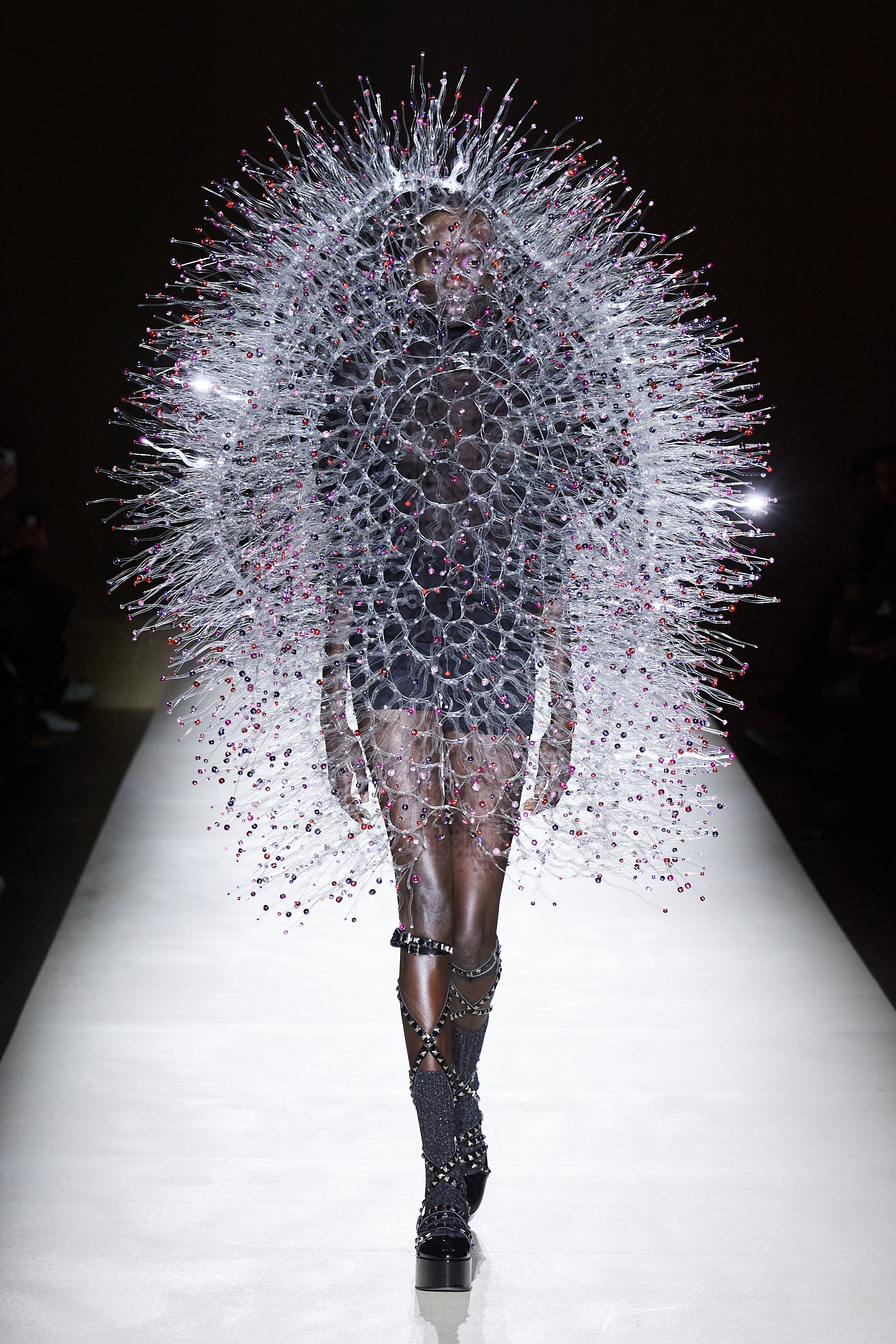 40s Ostrich Feathers on Runways: Louis Vuitton Spring 2009 RTW in