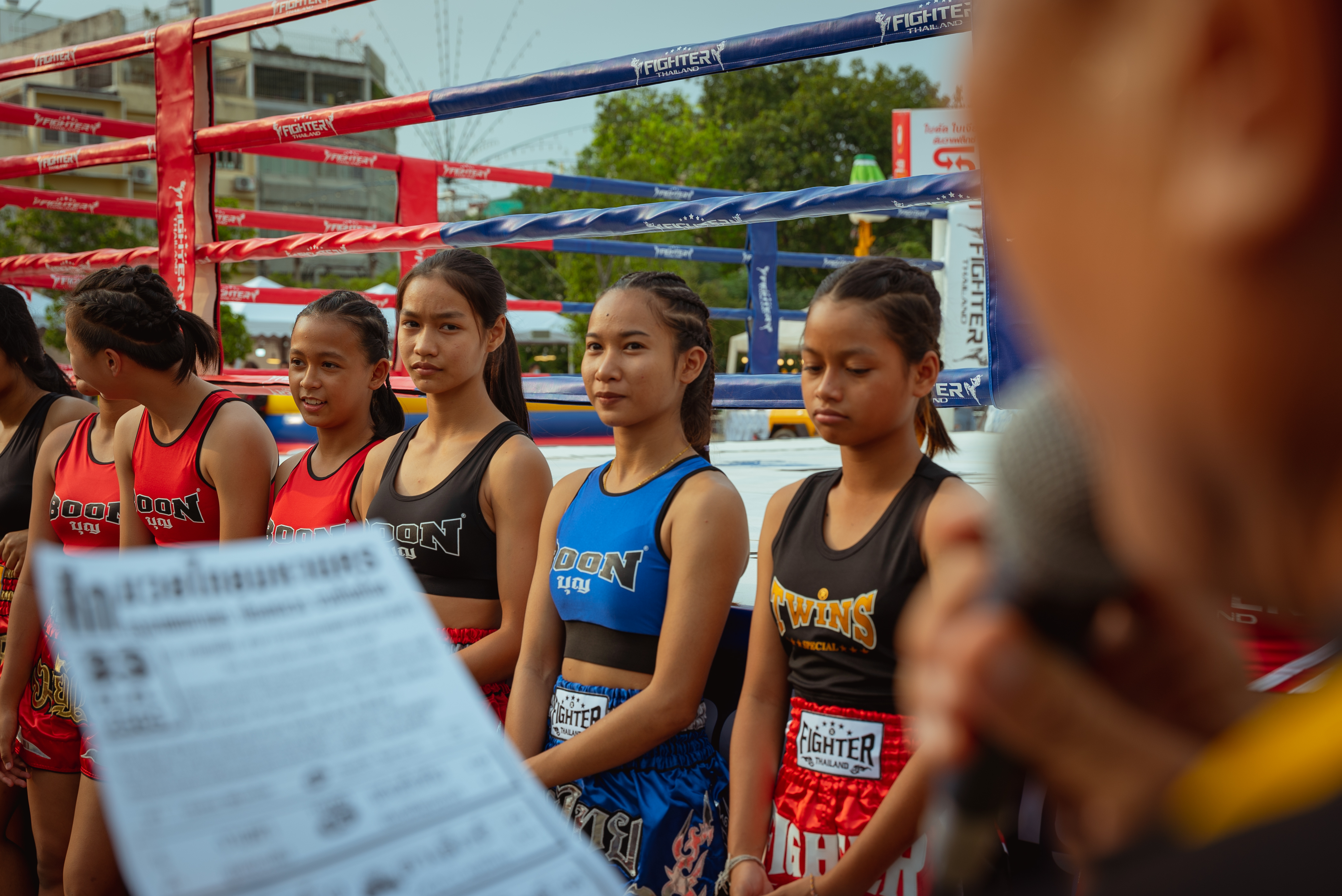 Petarung Muay Thai perempuan berbaris di depan ring tinju