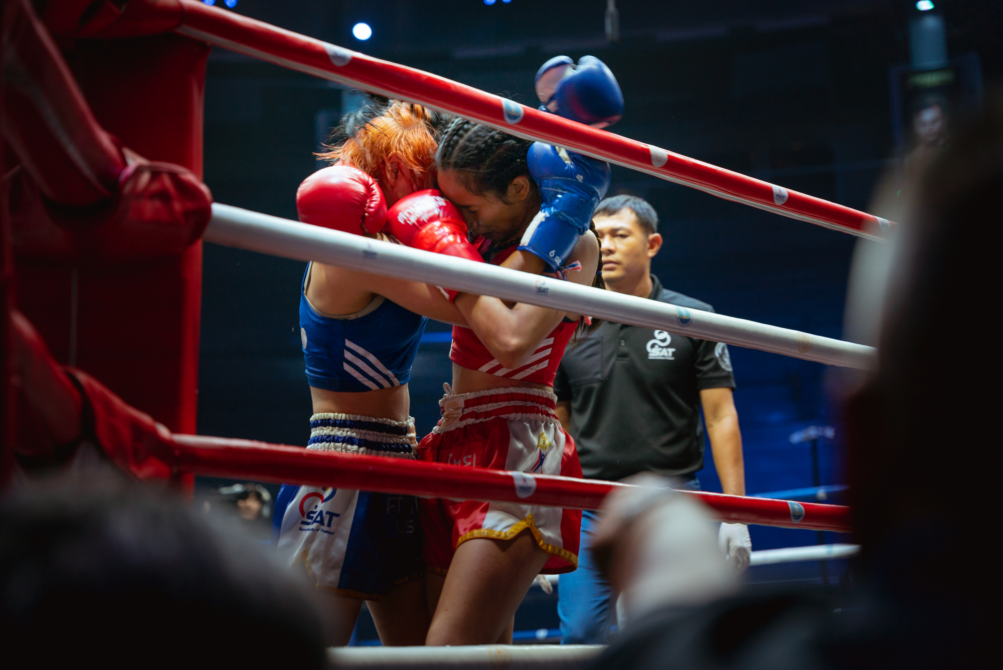 Dua perempuan bertarung di ring tinju