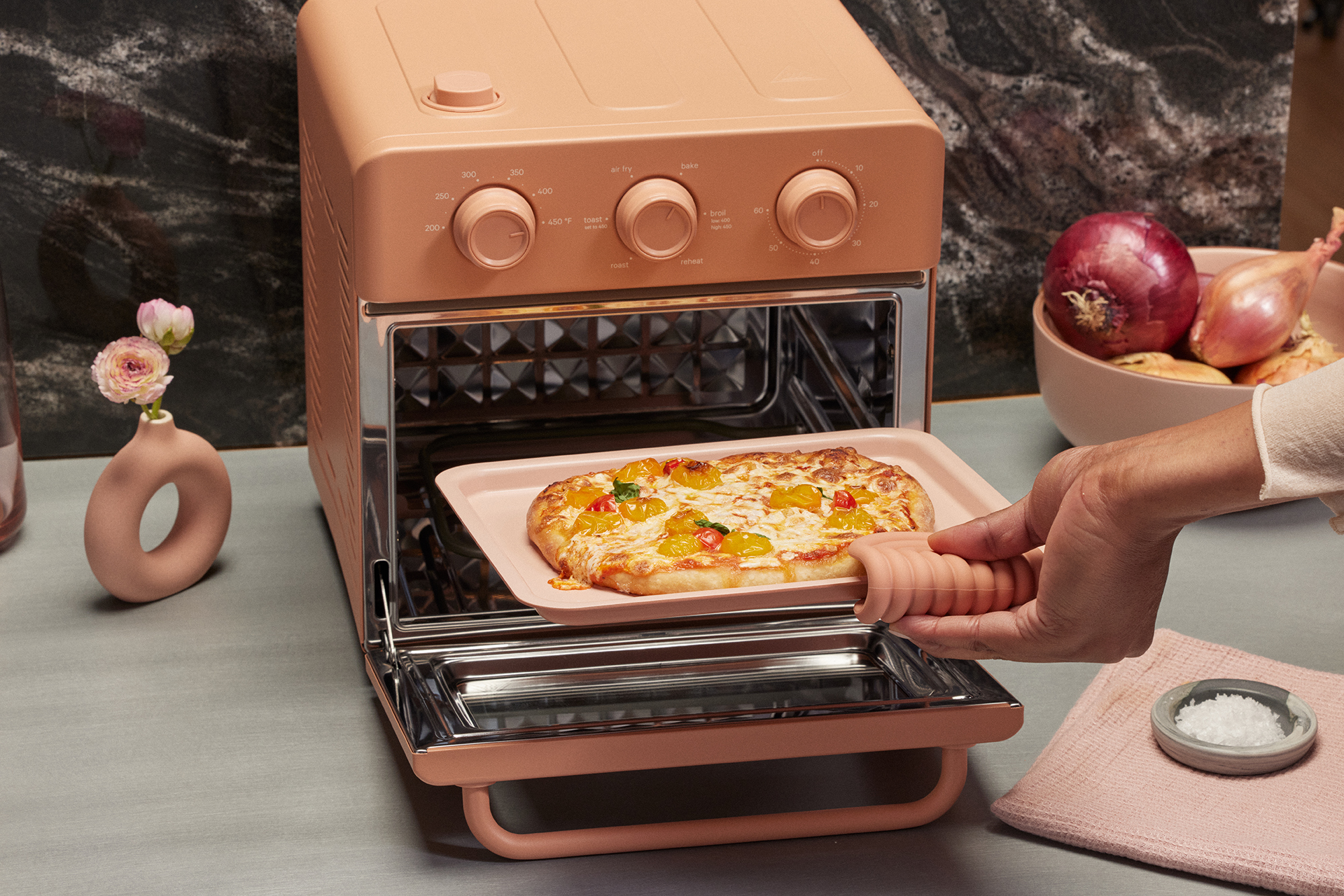 Wonder Oven reheating pizza