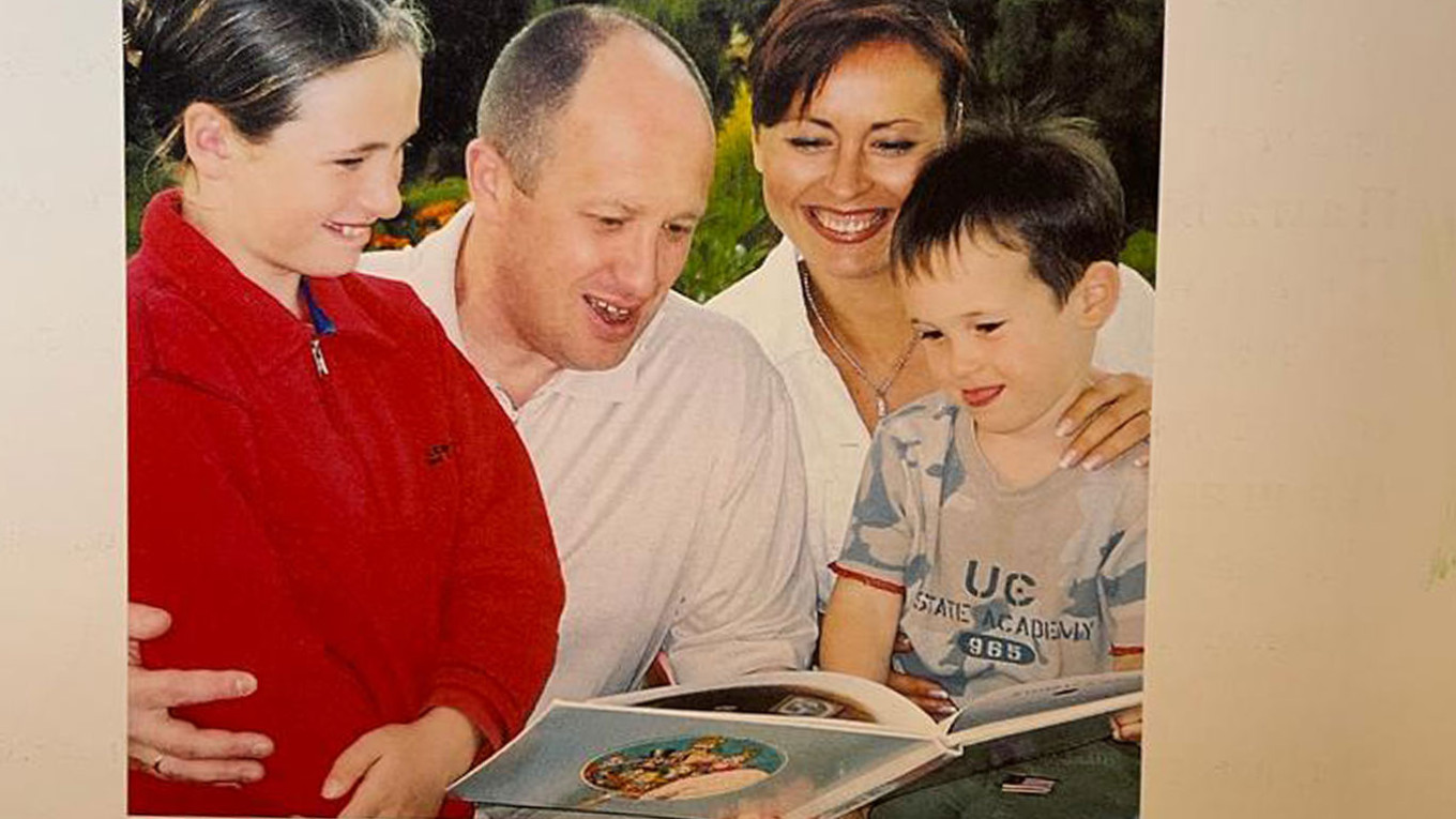 Familie Prigoschin liest zusammen in einem Buch. 