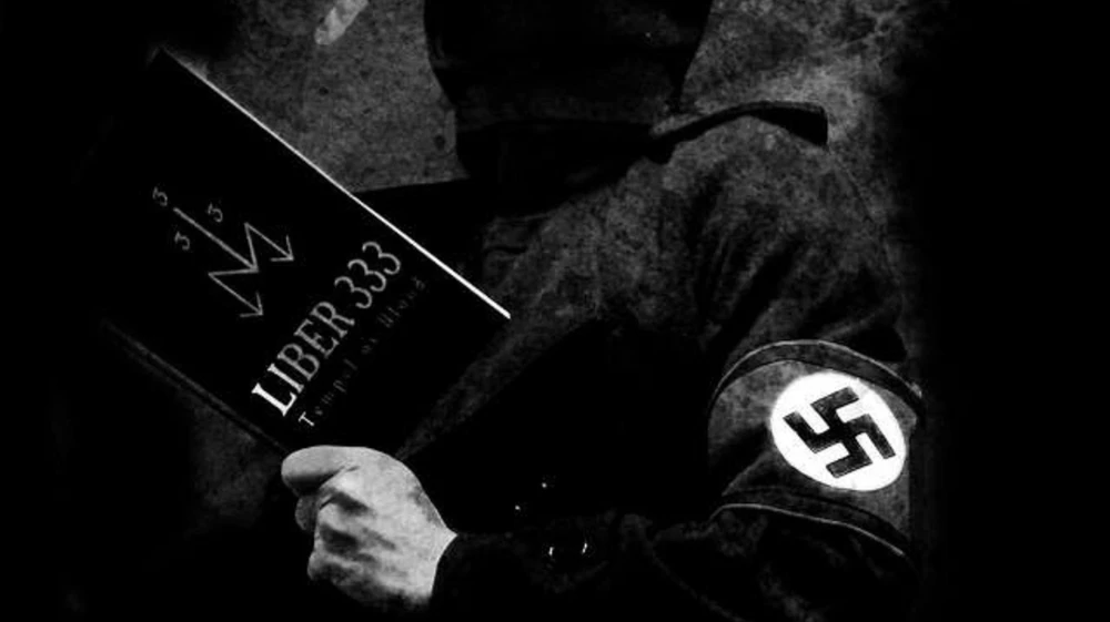 Schwarz-weiß-Bild einer Person mit Hakenkreuz-Armbinde, die ein Buch mit dem Titel Liber 333 iiest