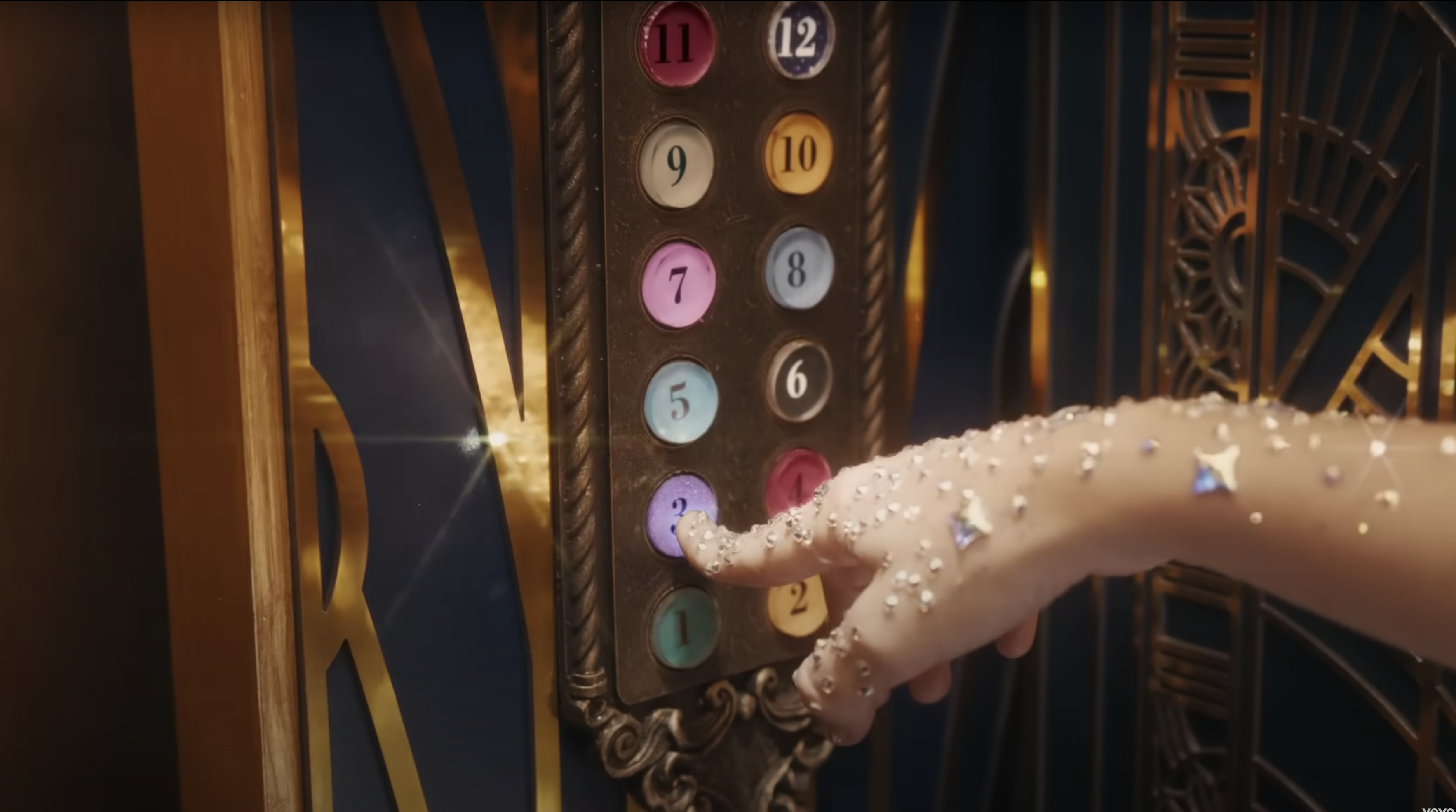 Eine Hand in einem transparenten Gltzerhandschuh drückt auf einen Knopf am Fahrstuhl
