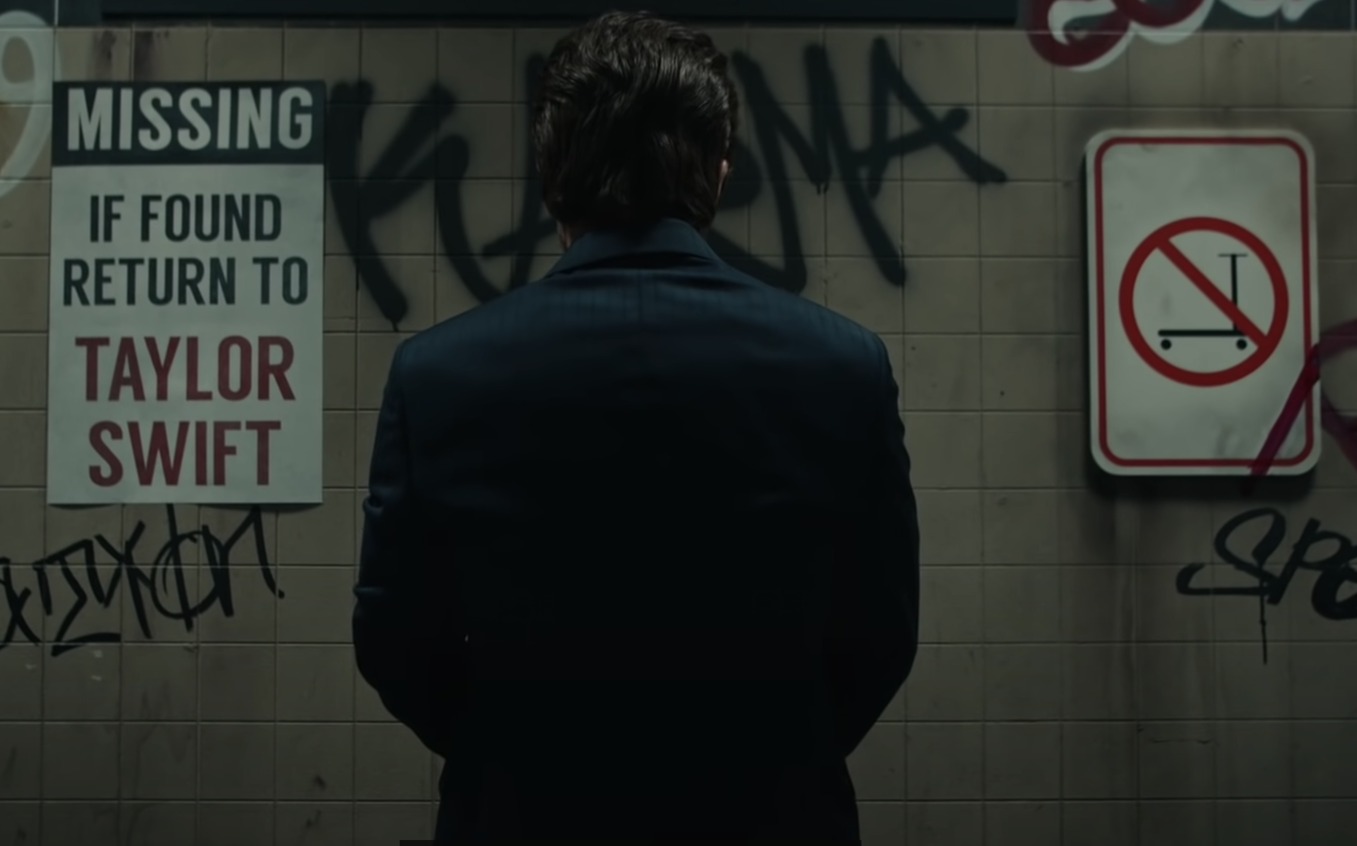 Ein Mann steht vor einer Wand mit Grafitti