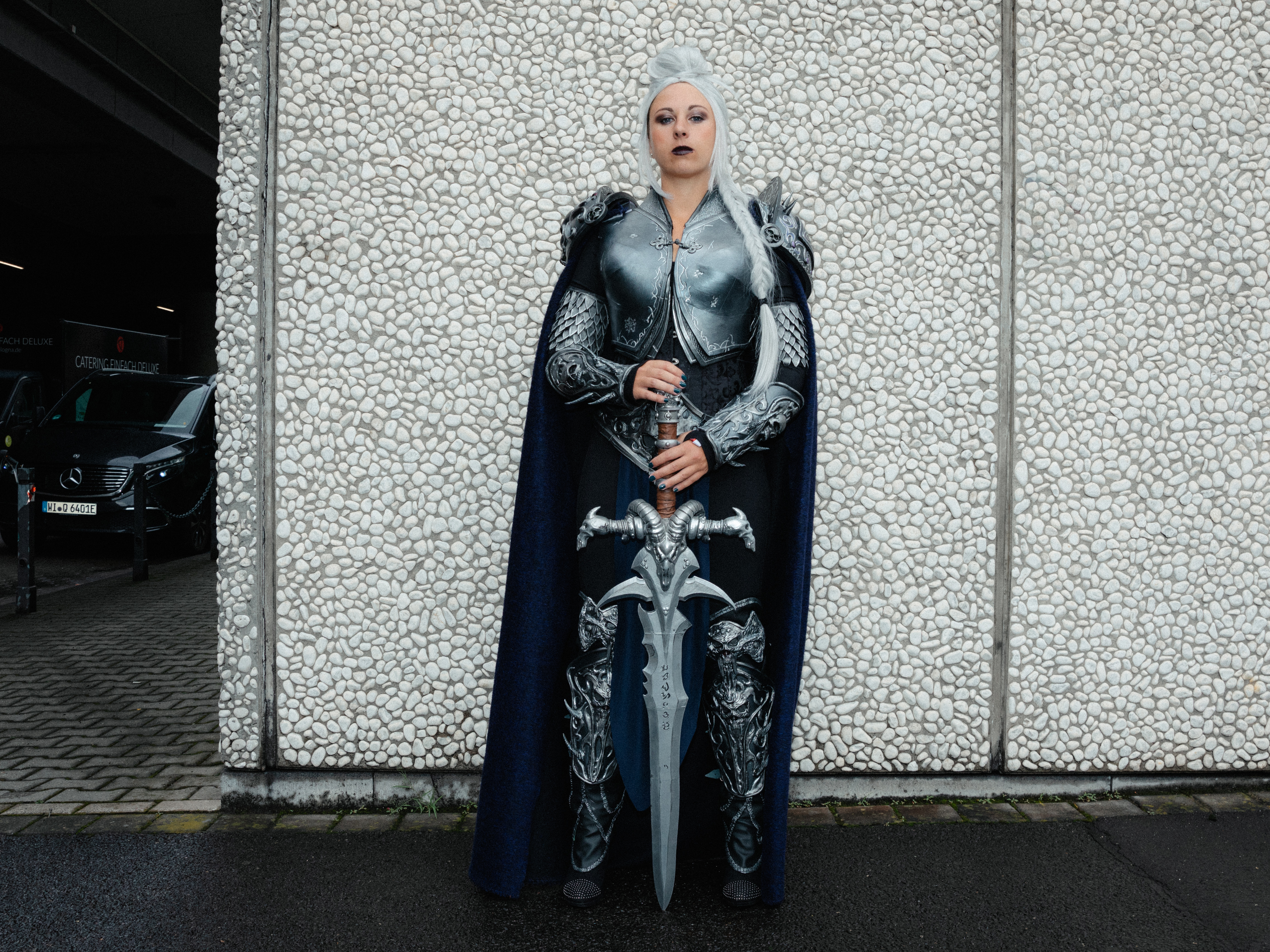 Eine Frau trägt eine silberne Rüstung des Lich Kings aus Warcraft