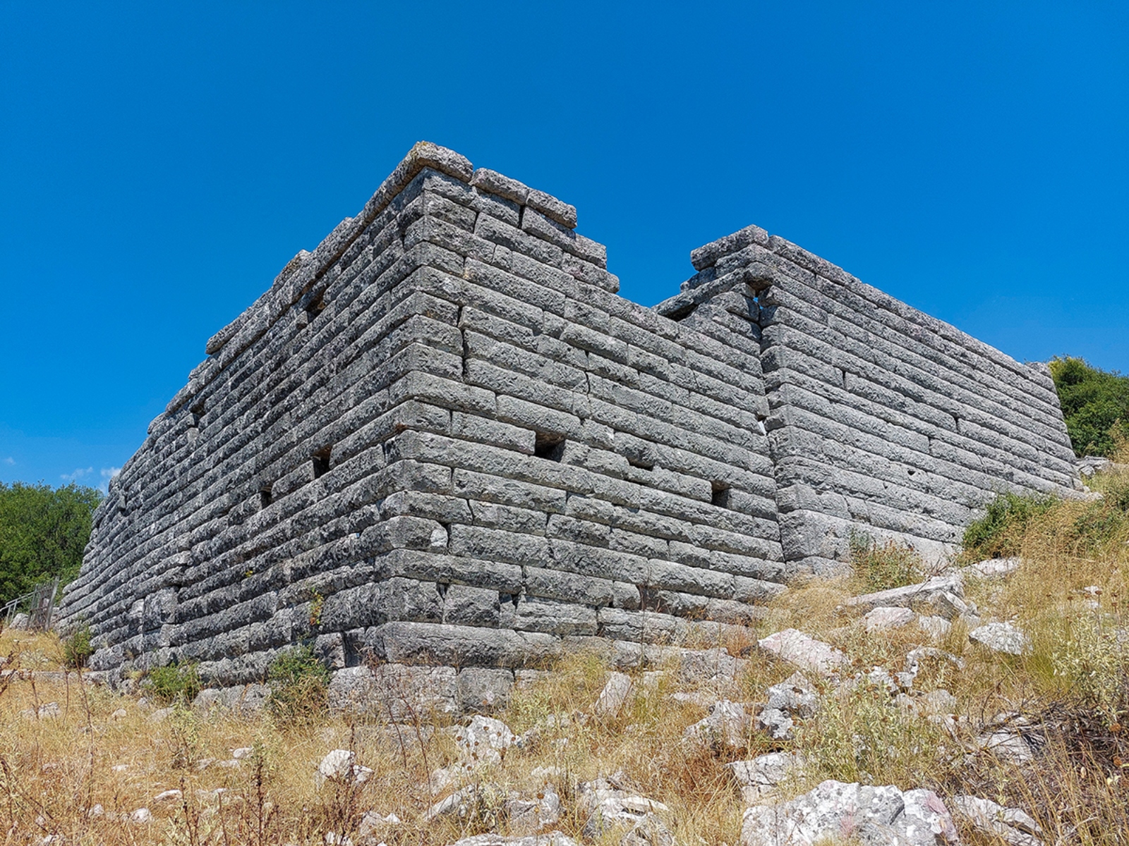 Τα Μοναδικά Σπίτια των Αρχαίων που Δεν “Σκούπισε” ο Χρόνος Βρίσκονται σε  ένα Κακοτράχαλο Βουνό της Ηπείρου