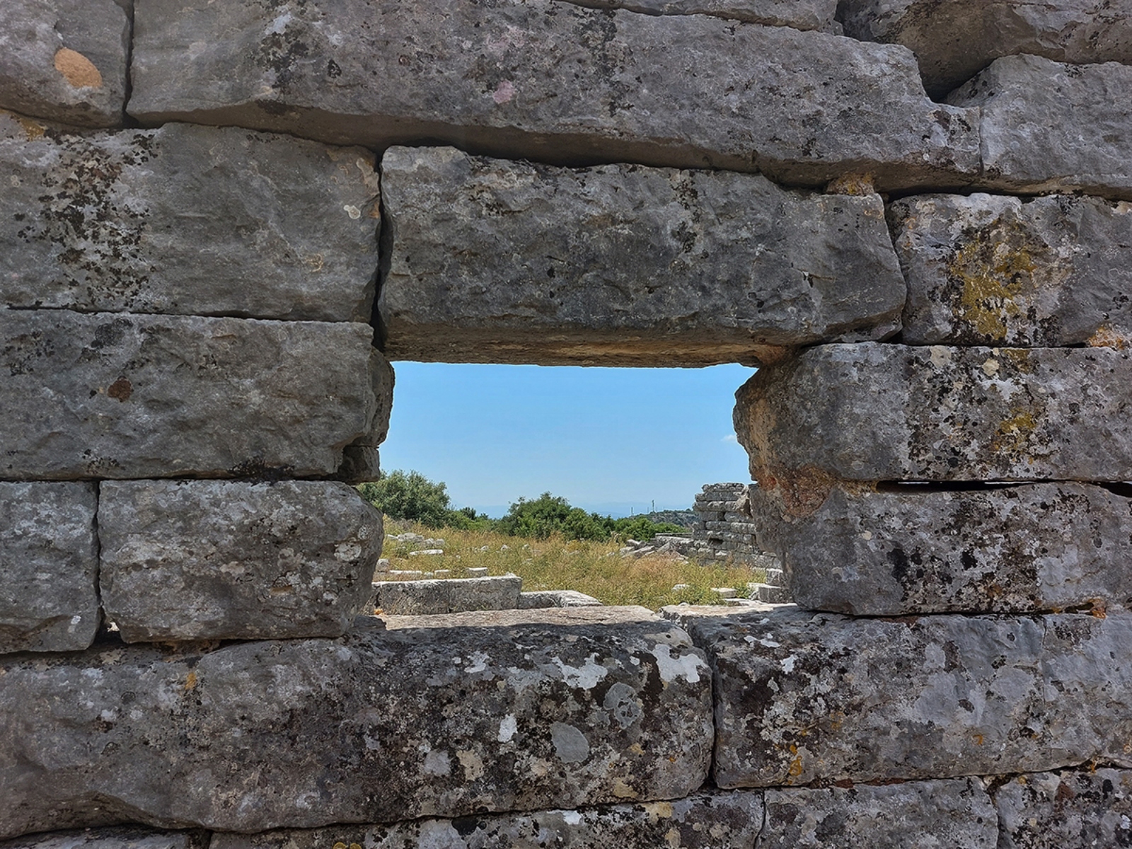 Τα Μοναδικά Σπίτια των Αρχαίων που Δεν “Σκούπισε” ο Χρόνος Βρίσκονται σε  ένα Κακοτράχαλο Βουνό της Ηπείρου