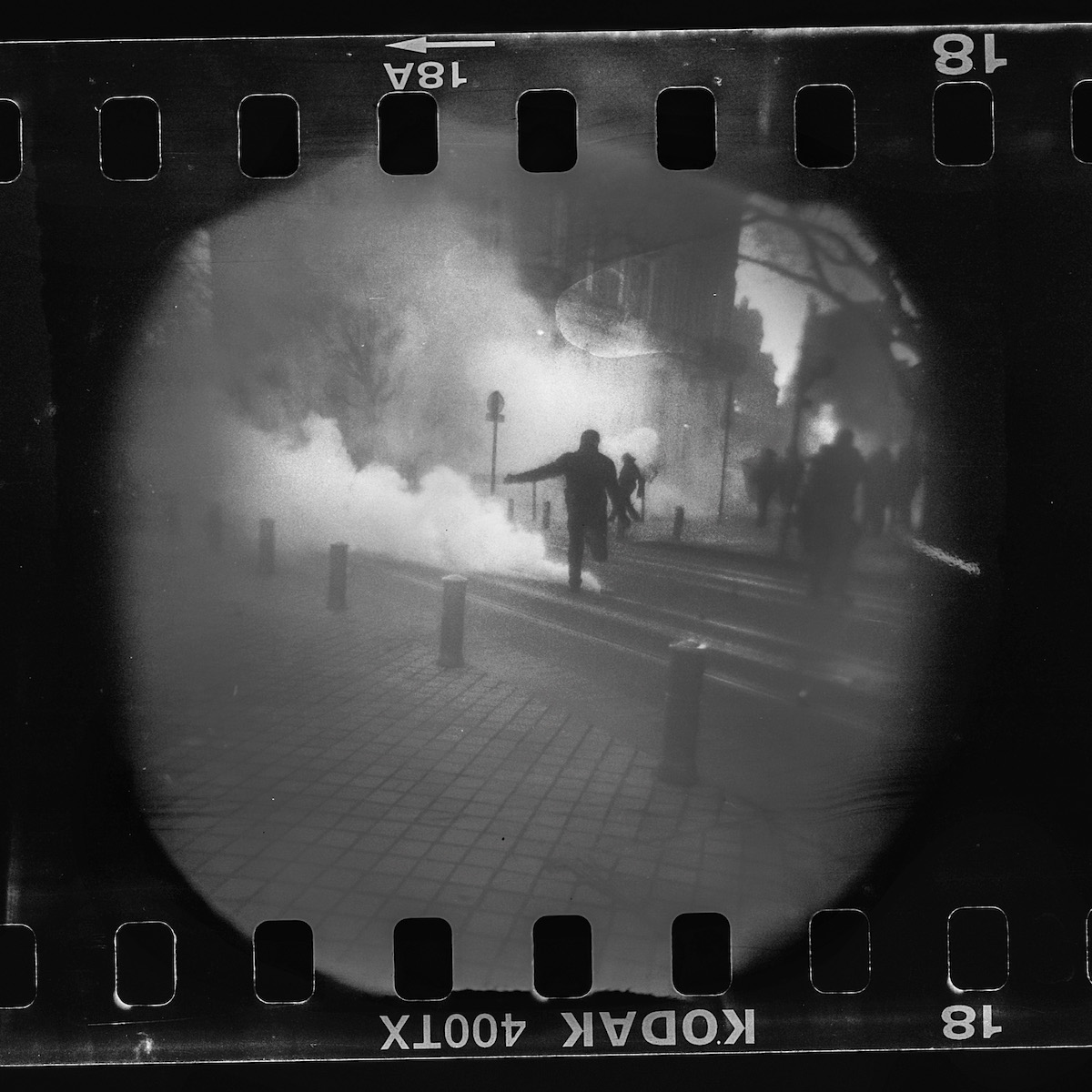 Foto negatif saat kerusuhan di Prancis