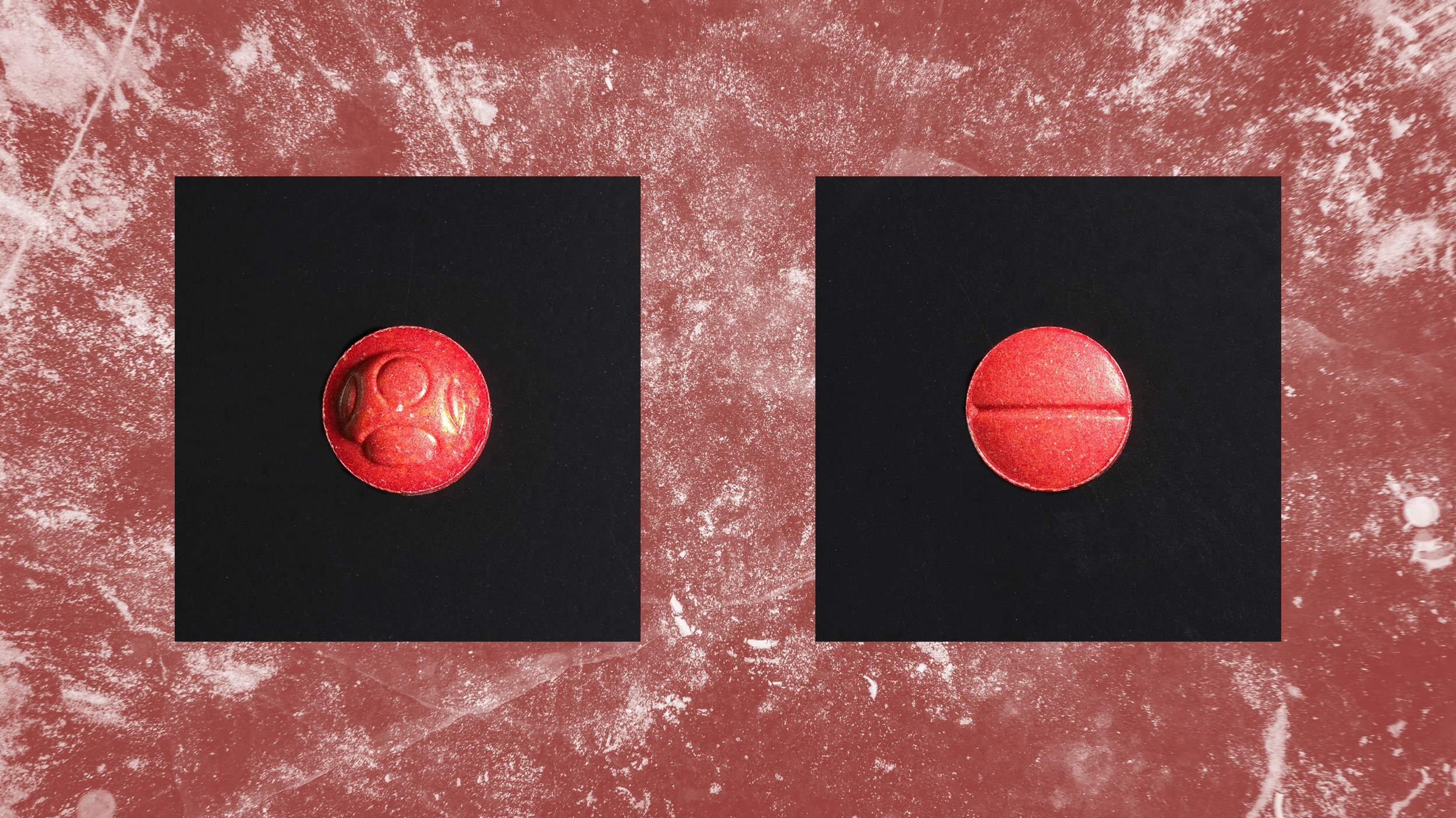 Eine rote Pille mit Pilzlogo auf roten Hintergrund