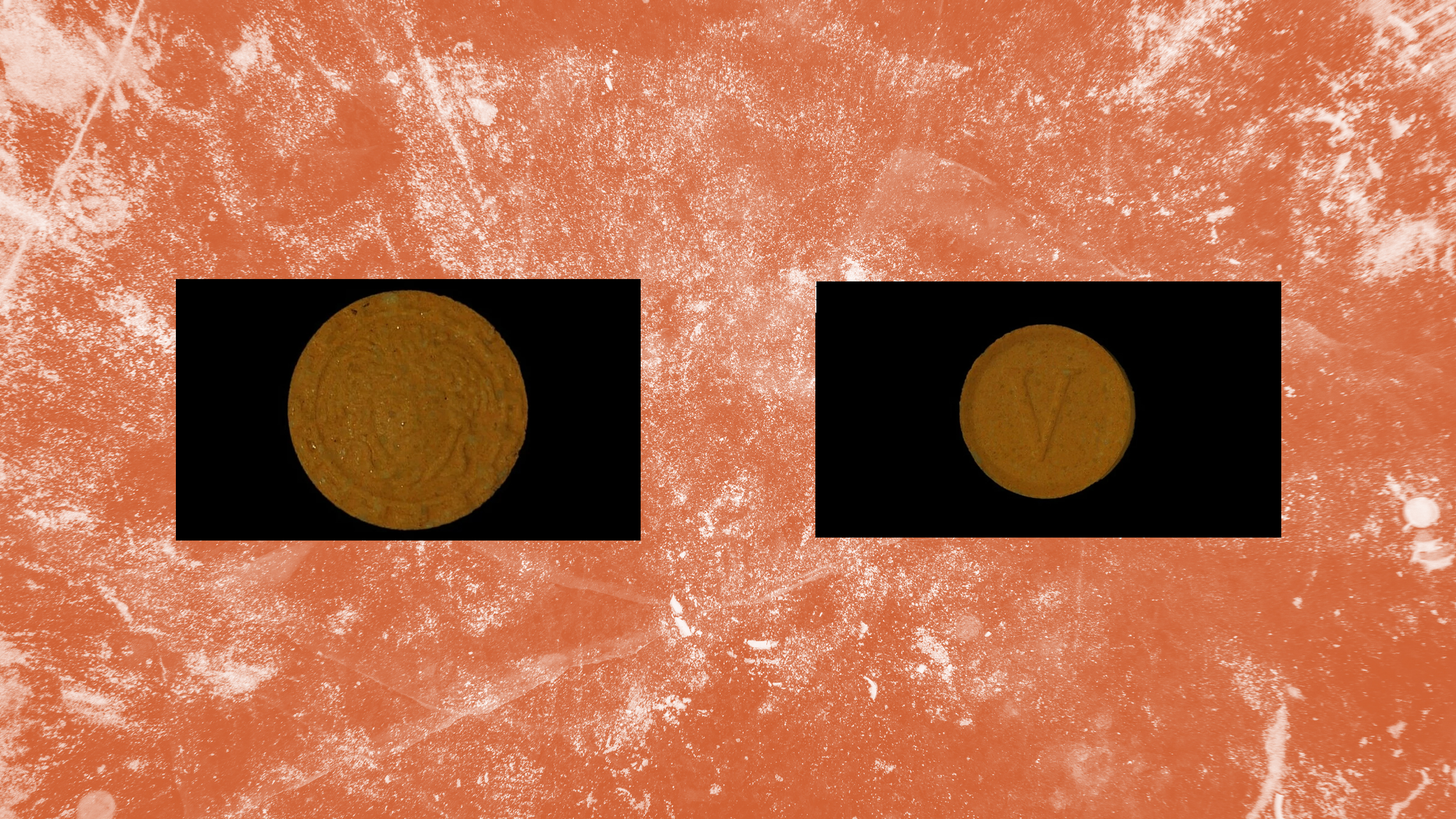 Eine orange kreisrunde Pille mit Versace-Logo auf orangen Hintergrund