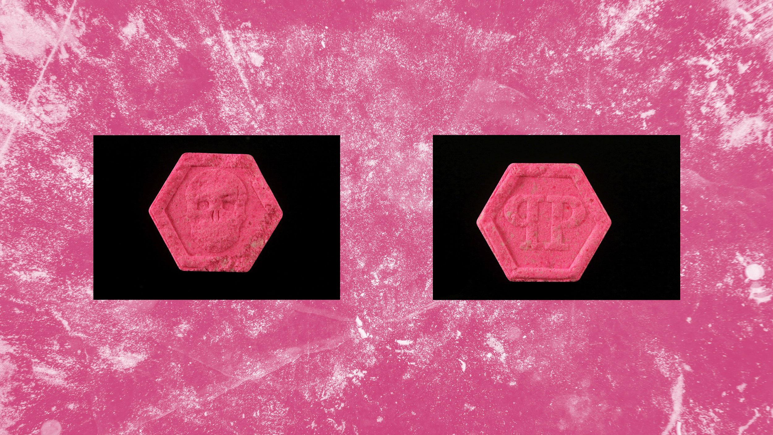 Eine pinke Pille mit Totenkopf und Philipp Plein Logo auf pinken Hintergrund