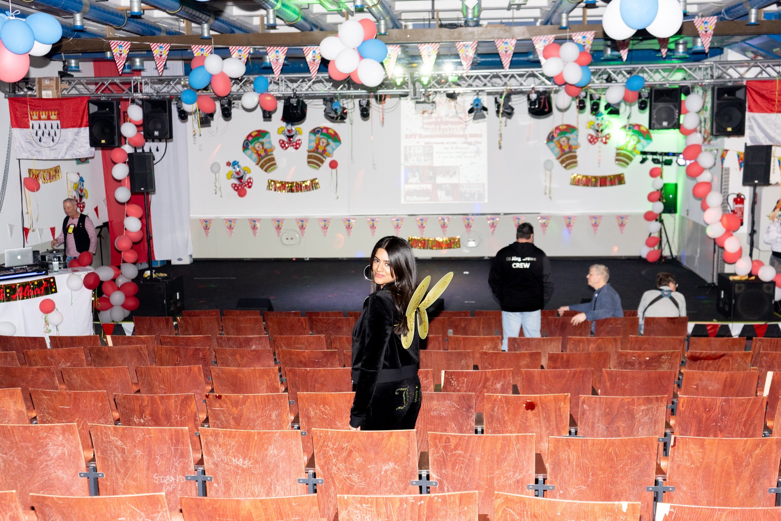 Die Autorin im noch leeren Kinossaal der JVA –  Ich habe Karneval im Frauenknast gefeiert