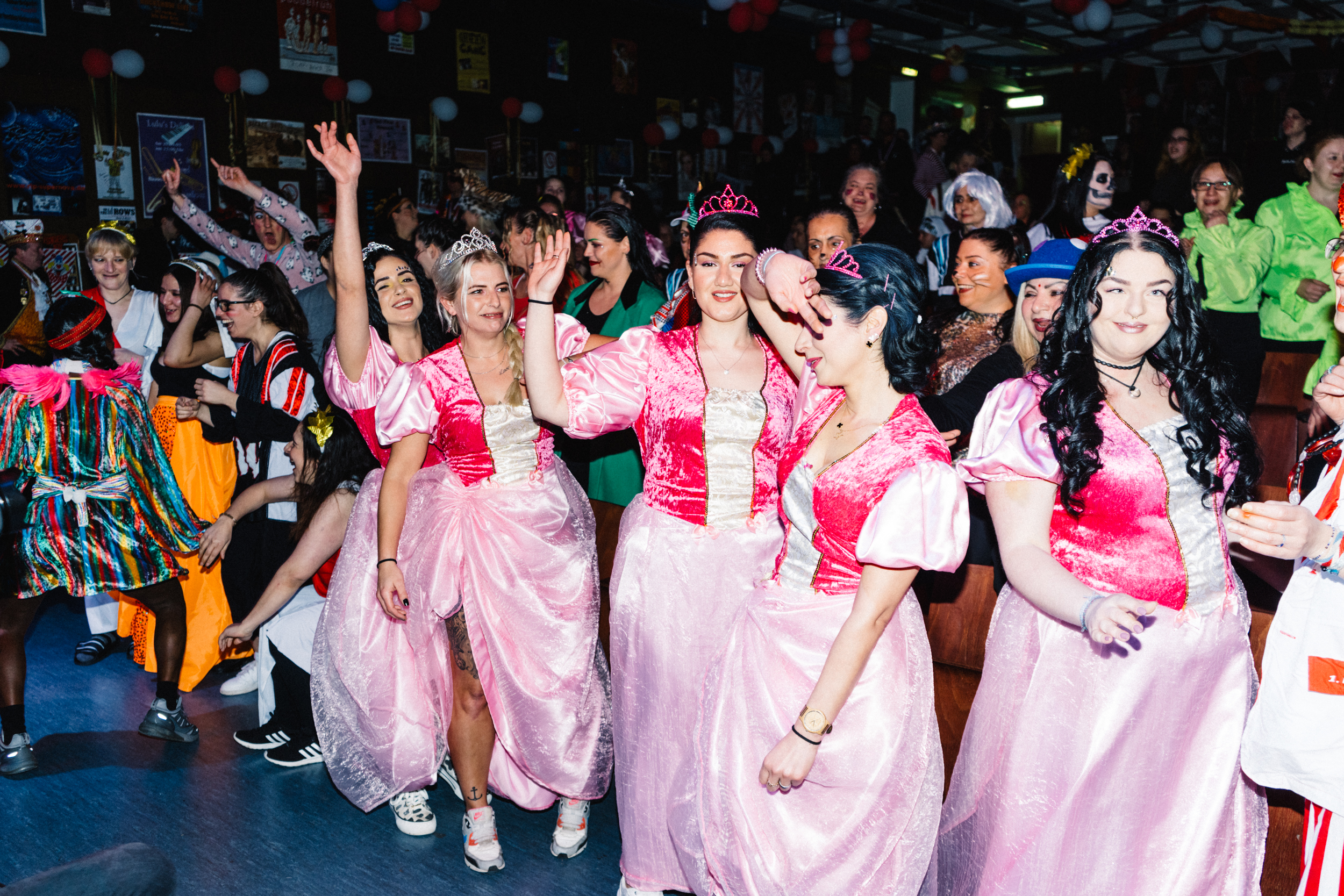 Mehrere inhaftierte Frauen in Prinzessinenkleidern tanzen –  Ich habe Karneval im Frauenknast gefeiert