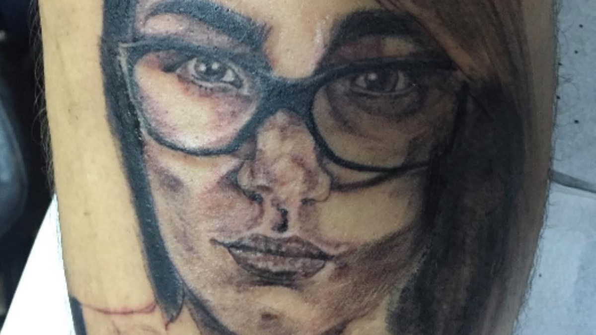 Hablamos con el adolescente que se tatuó la cara de Mia Khalifa