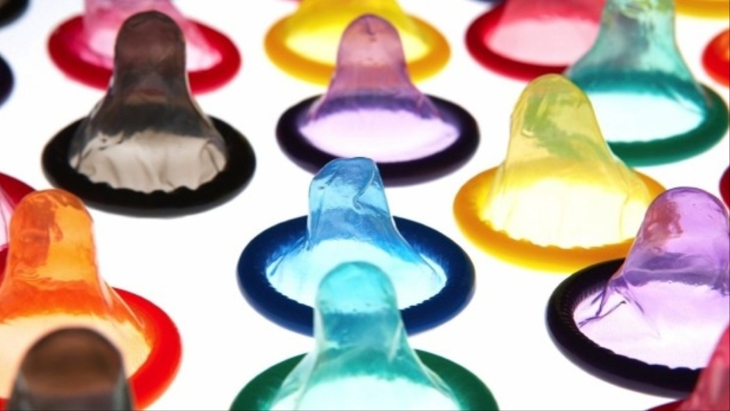 La correcta postura del condón