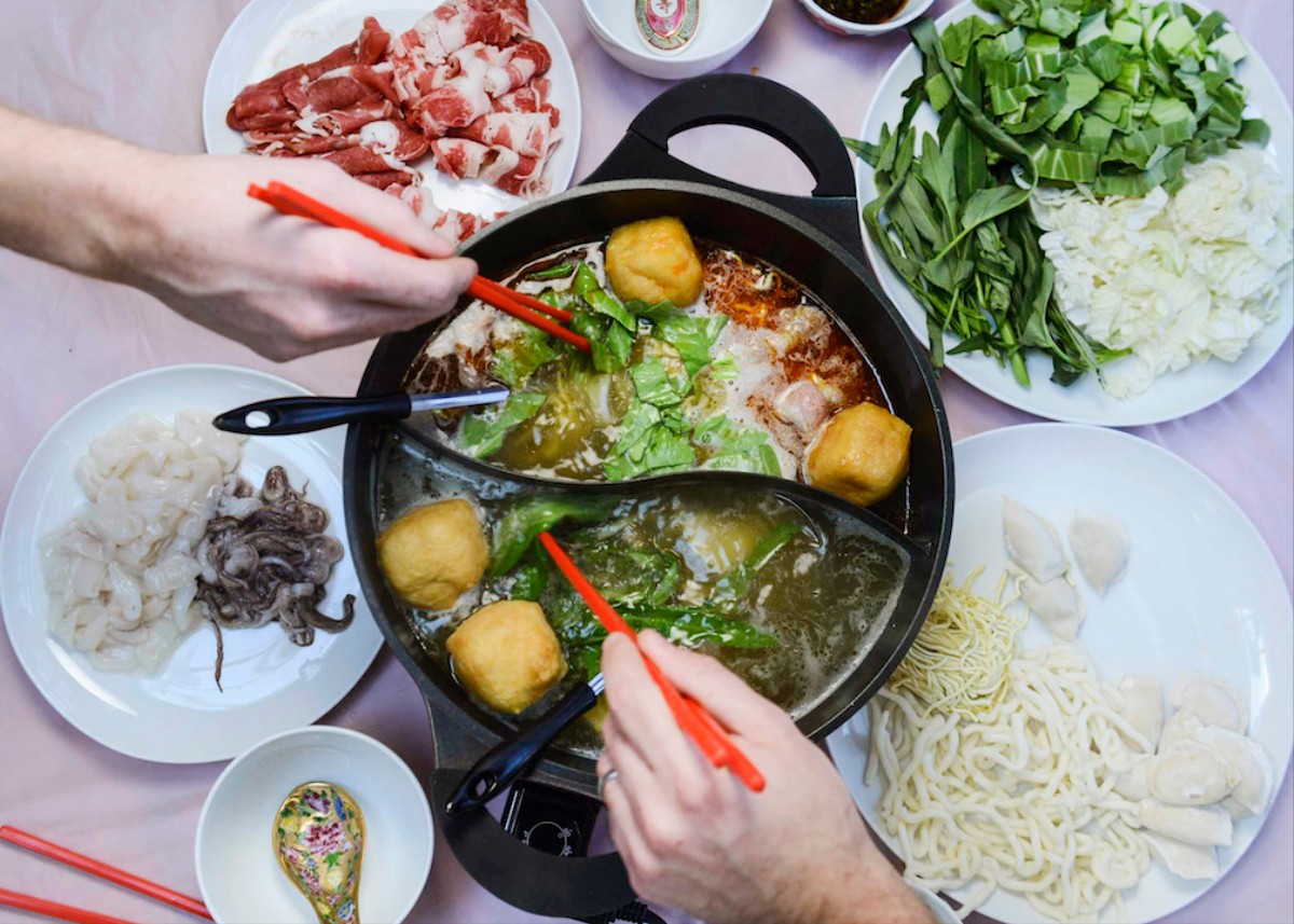 https://video-images.vice.com/articles/58acd88a8d3a0dc580a30035/lede/1545260294225-1491938162705-hot-pot-recipe-3.jpeg?crop=1xw:0.7875xh;center,center&resize=1200:*