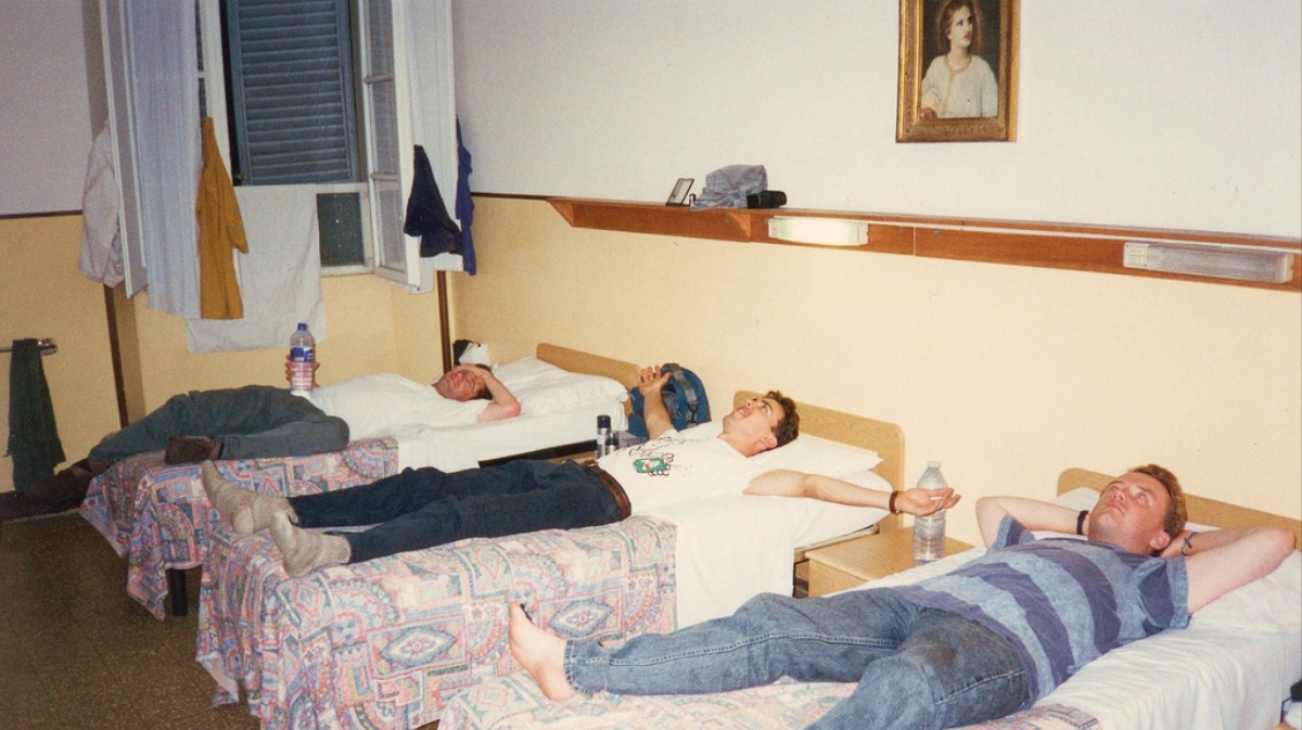 Общежитие читать. Парни спят в общежитии. Сон в общаге. Спящий парень в общаге.