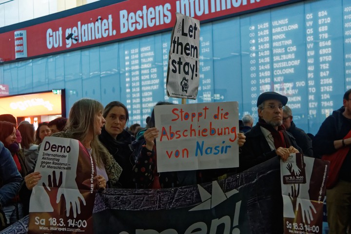 Am Flughafen Wien protestieren AktivistInnen gegen ...