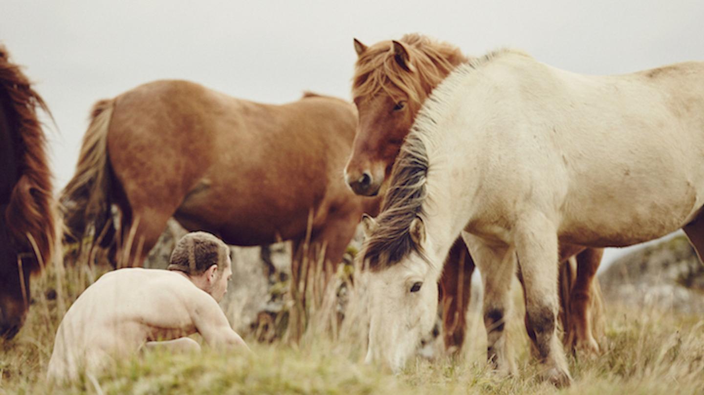 El hombre que corre desnudo junto a caballos salvajes