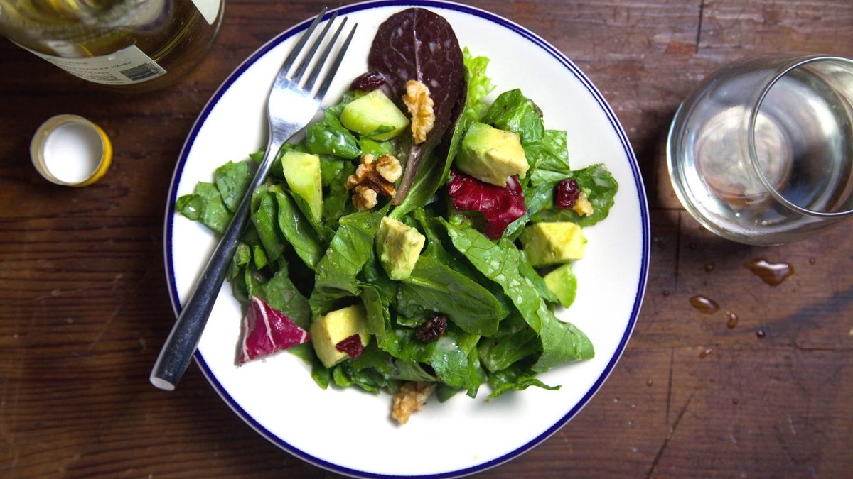 Salat mit Avocados, Walnüssen und Cranberrys