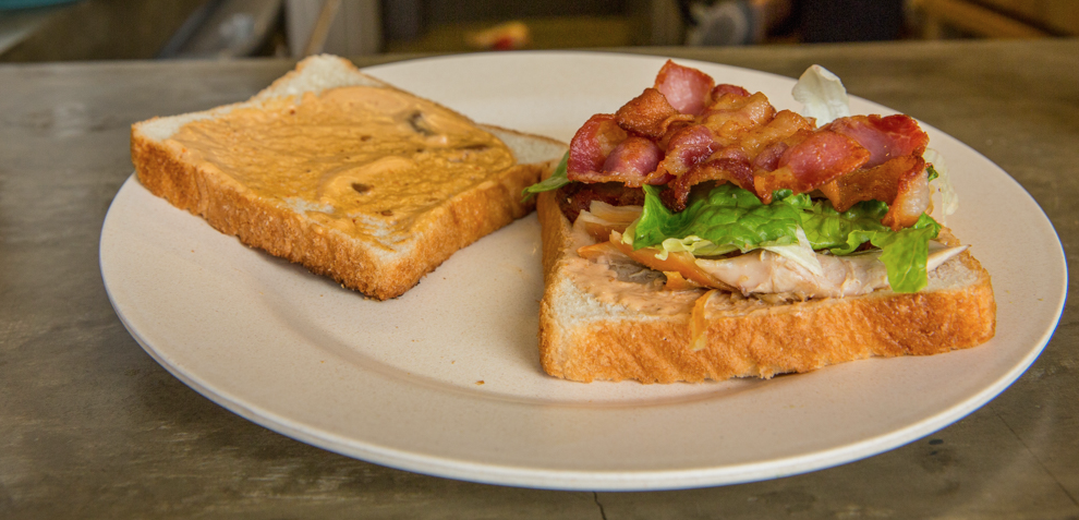 Sándwich de pollo rostizado y tocino