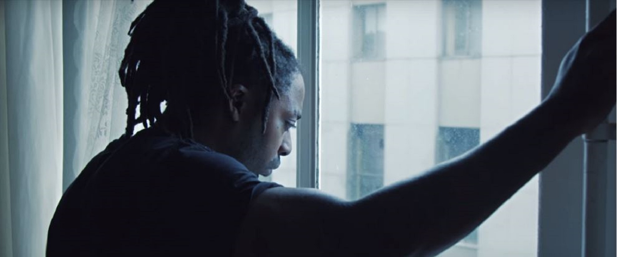 Kempi wordt in zijn nieuwe clip door de halve rapgame verwelkomd