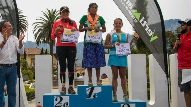Joven corredora tarahumara gana carrera de 50 kilómetros en sandalias