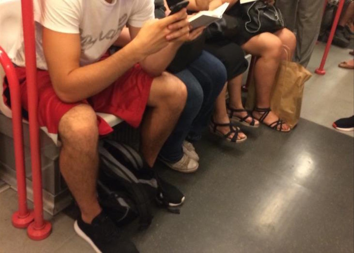 Sono andato in cerca dei casi di manspreading sui mezzi di Milano