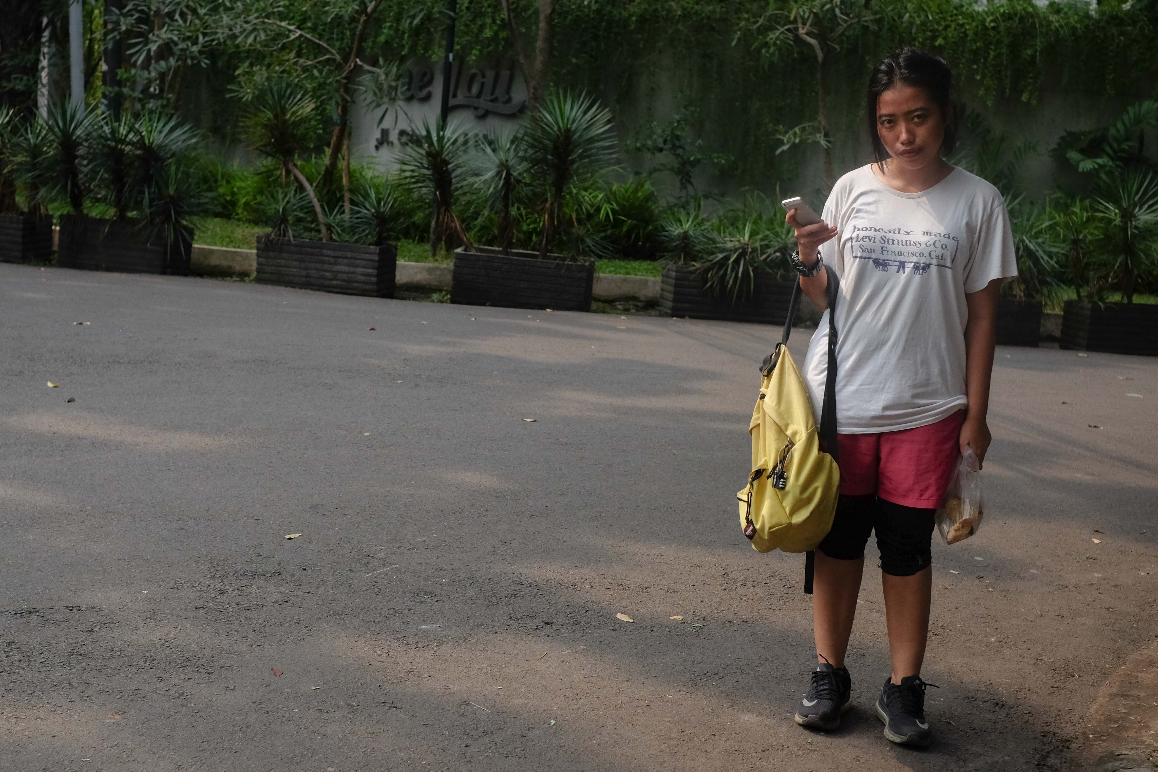 Жизнь неон. Walking down the street. Neon (life technologies, сша). Drive less; walk more. Женщина бегут с пакетами по траве.