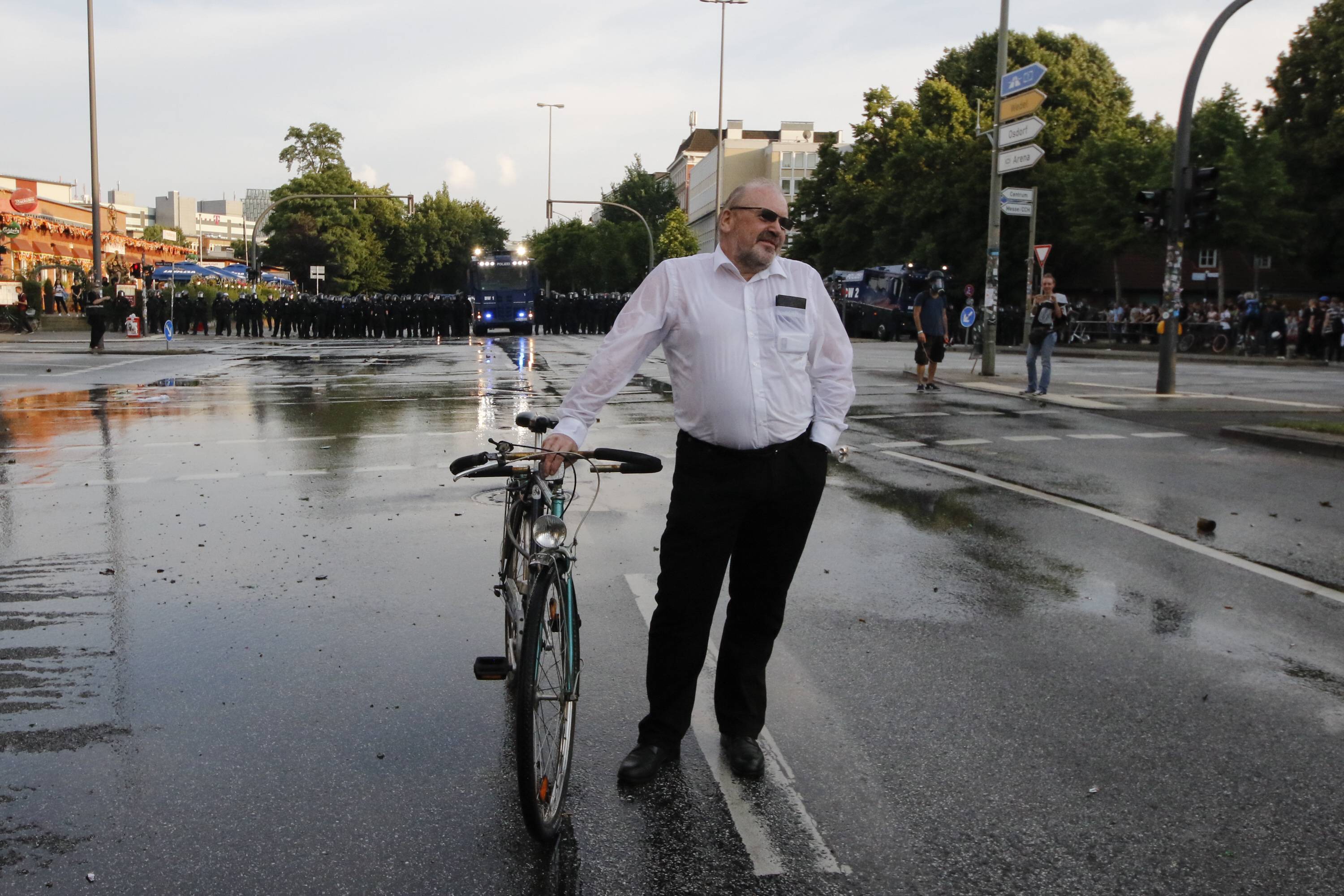 g20 mann mit hemd und fahrrad