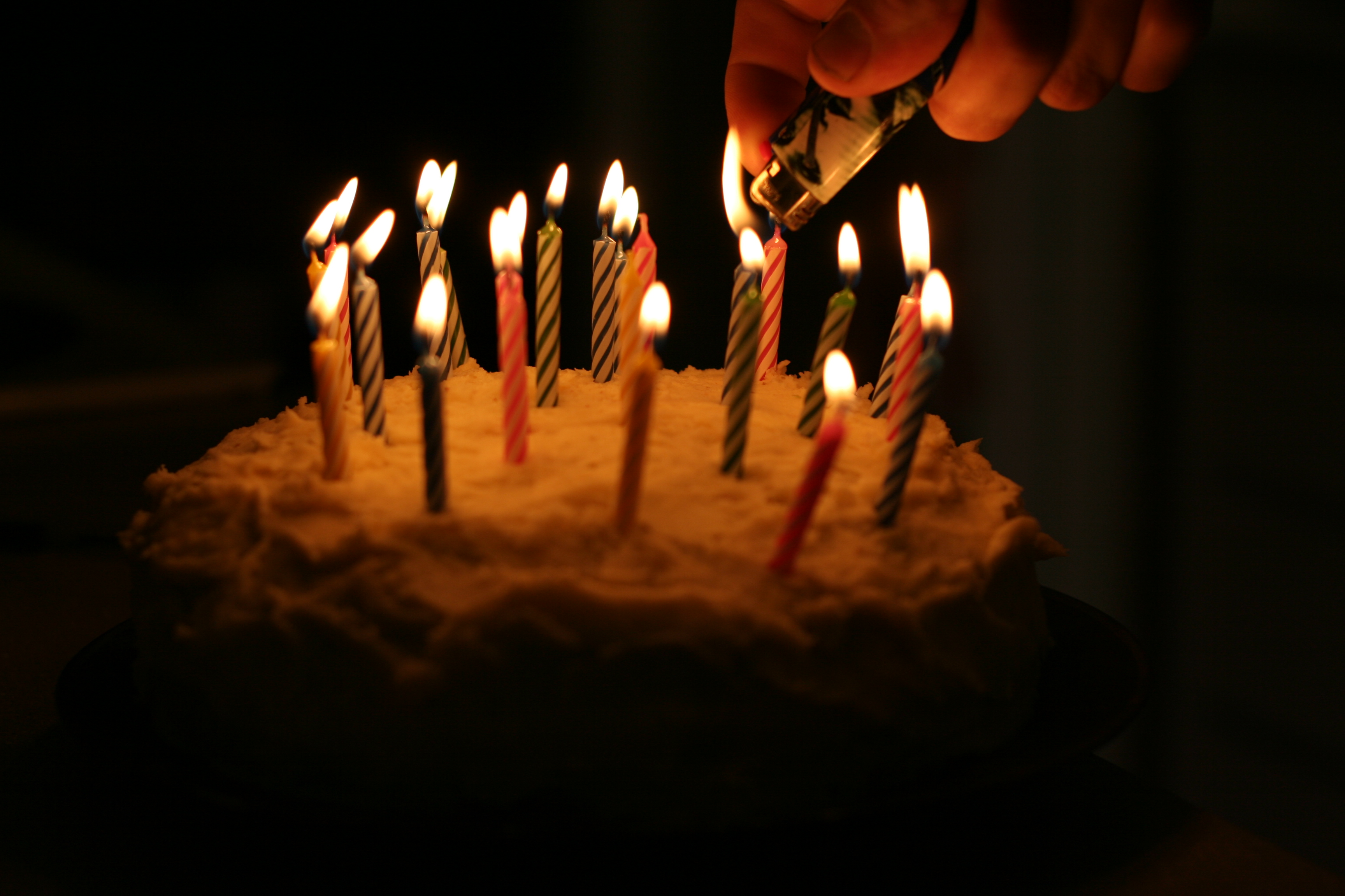 Estudio dice que las velas llenan de gérmenes tu pastel de cumpleaños
