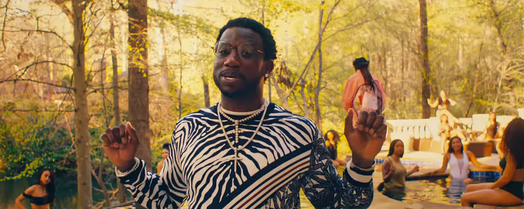 Comorama Adaptive beam Gucci Mane Announces New Album, Releases Migos-Featuring "I Get the Bag"