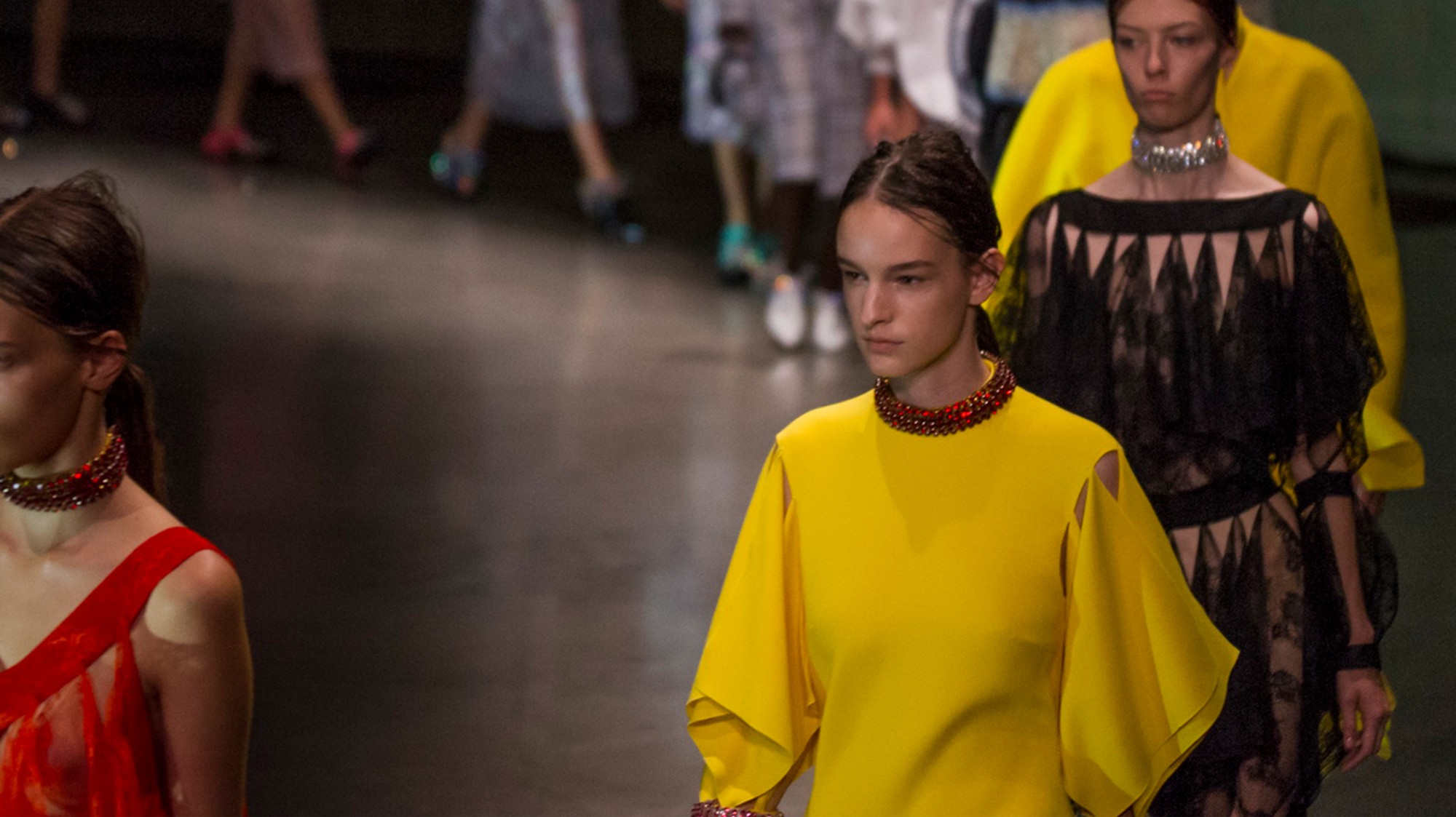 漂白された郊外の暮らしに潜む倒錯 Christopher Kane 18ssコレクション I D 漂白された郊外の暮らしに潜む倒錯 Christopher Kane 18ssコレクション I D